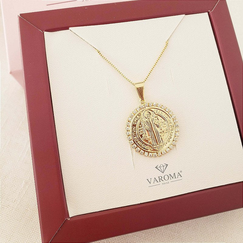 Colar com medalha de São Bento cravejada de micro zircônias banhado em ouro 18k