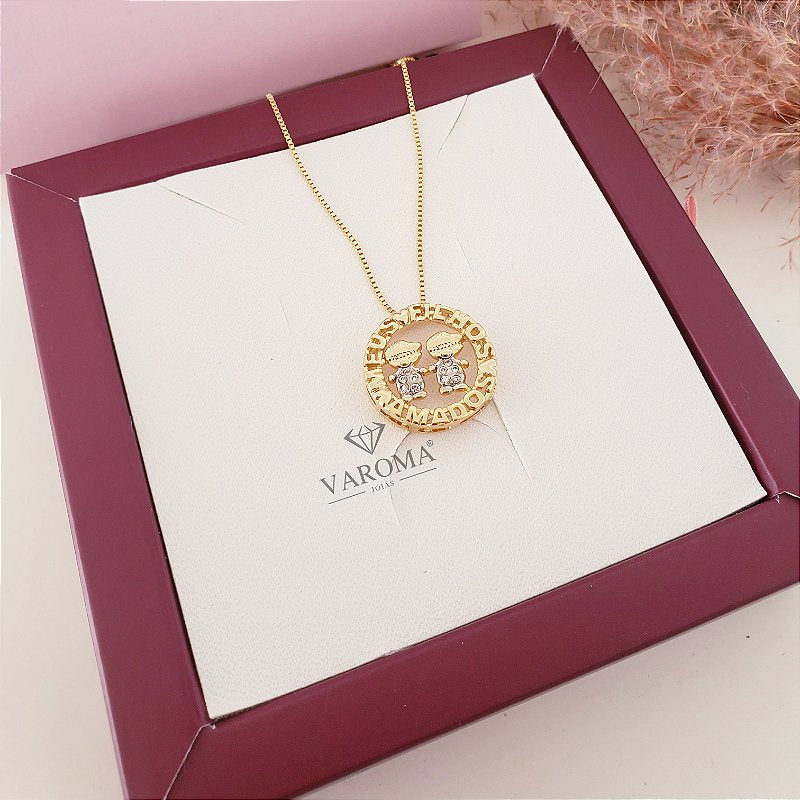 Colar mandala meus filhos amados com dois meninos cravejado com zircônias banhado em ouro 18k