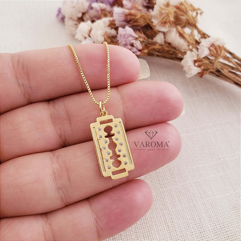 Colar com pingente de lamina cravejado com zircônias banhado em ouro 18k