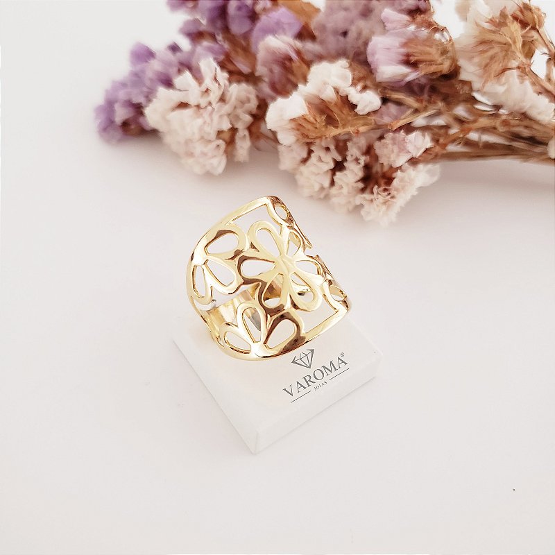 Anel com detalhes de flores vazados banhado em ouro 18k