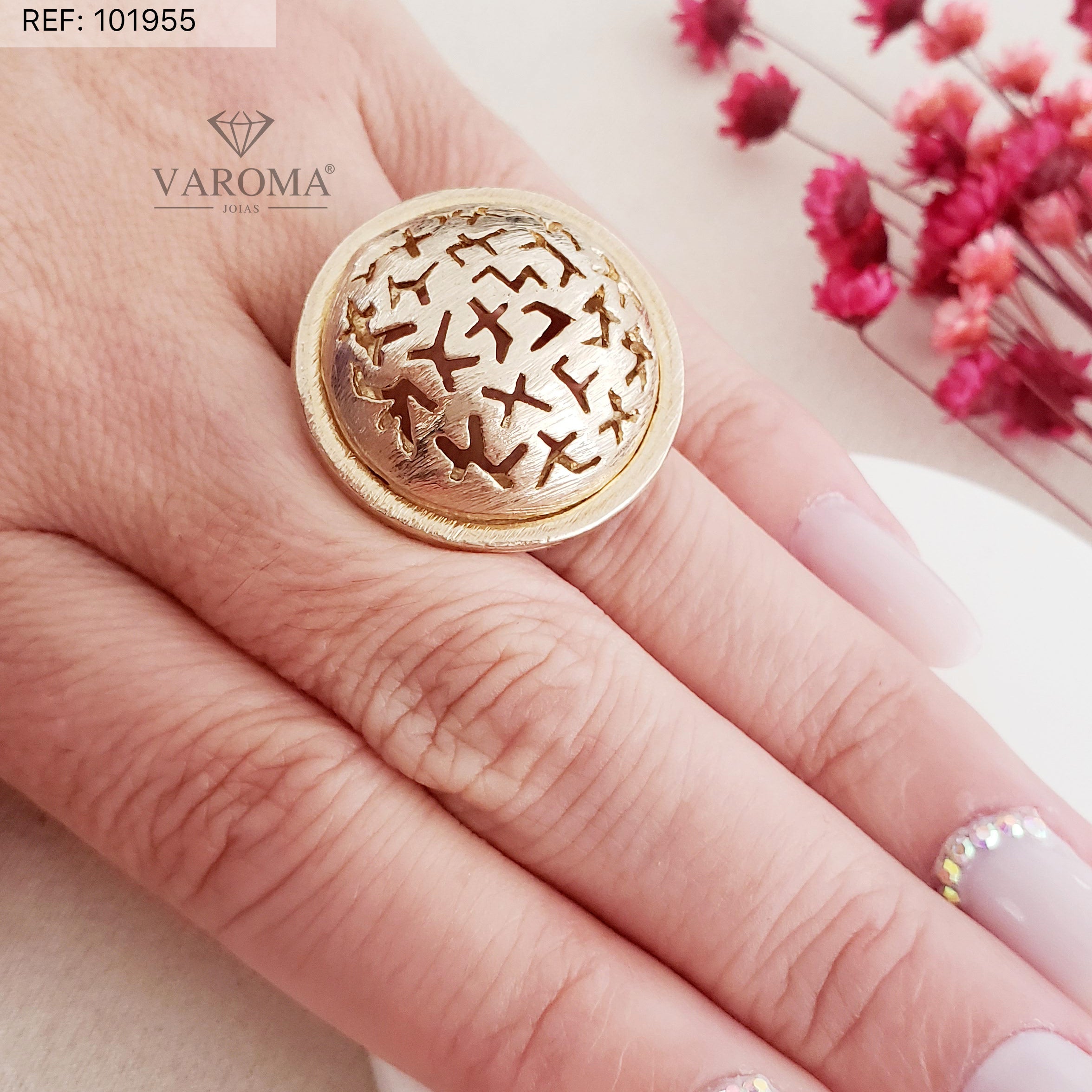 Anel Redondo Vazado com Acabamento Riscado Banhado a Ouro 18k