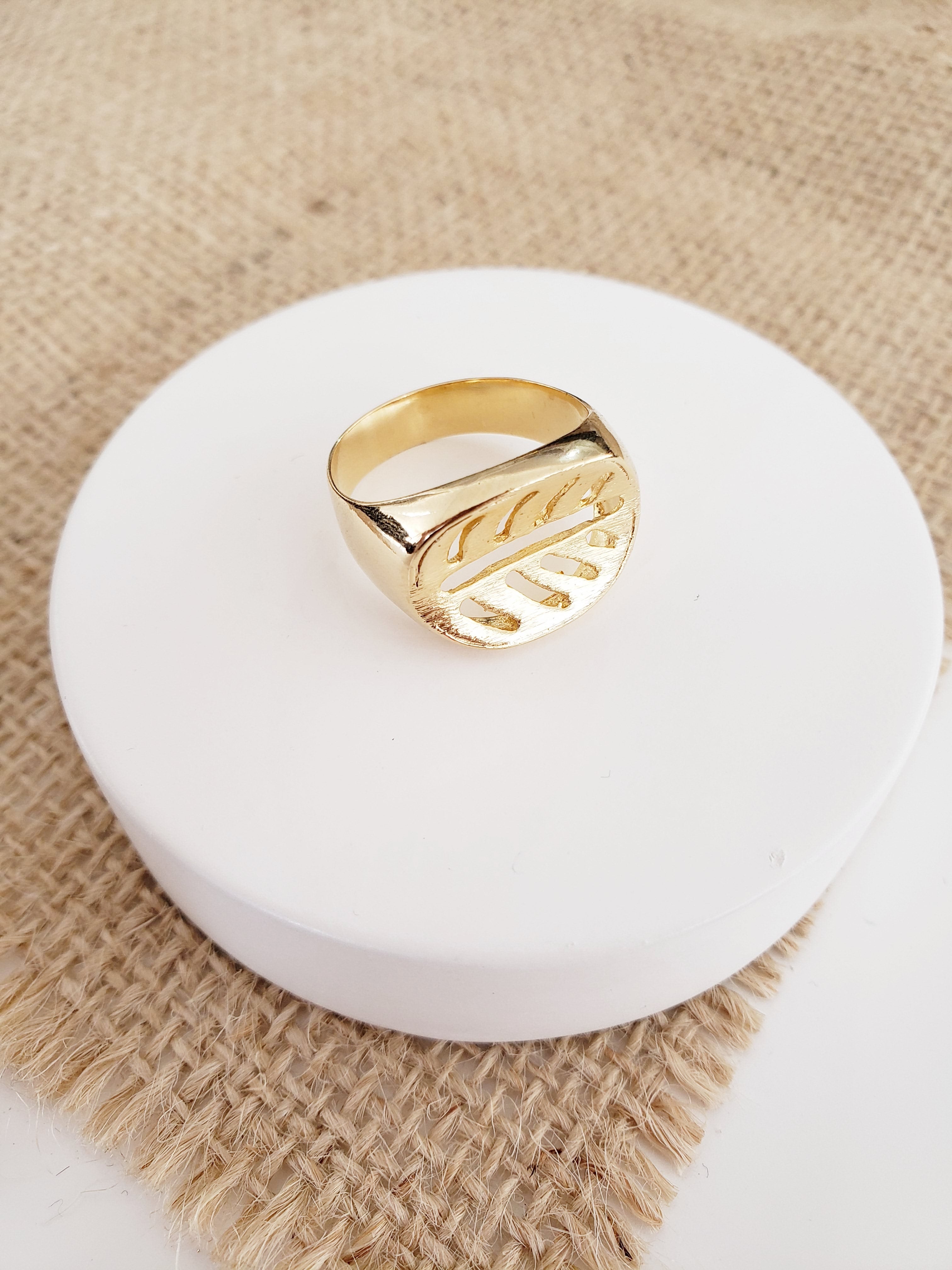 Anel trabalhado e vazado banhado em ouro 18k