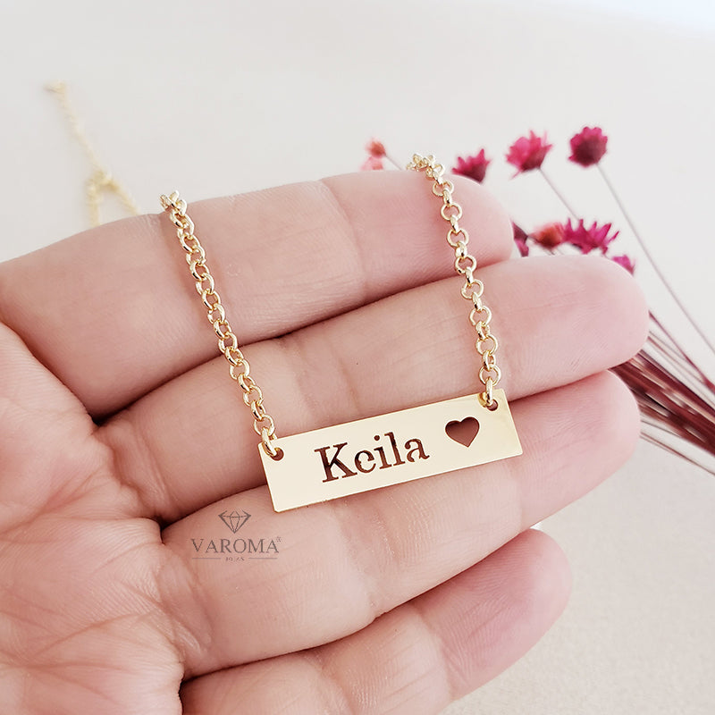 Colar com plaquinha personalizável com nome e coração vazado banhado em ouro 18k