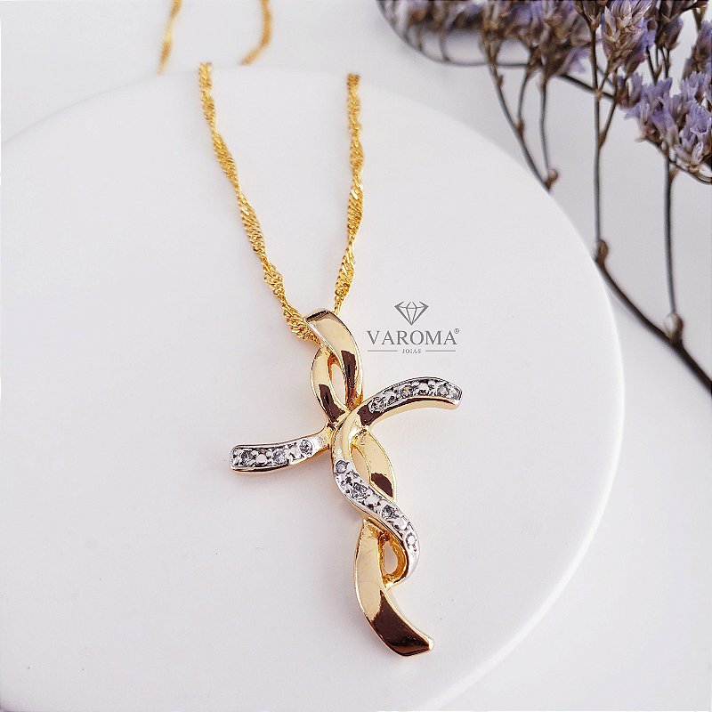 Colar com pingente de crucifixo duplo com zircônias banhado em ouro 18k