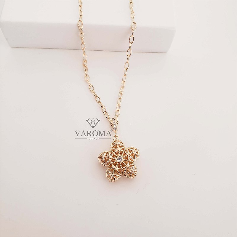 Colar com pingente de flor estilizada cravejada com zircônias banhado em ouro 18k