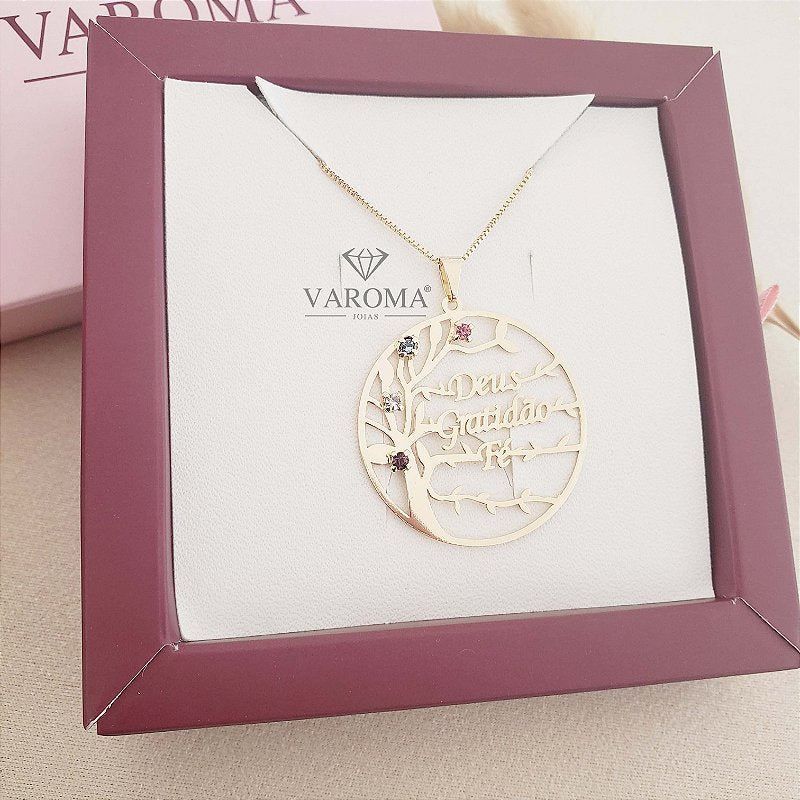 Colar personalizável com Árvore da Vida cravejada com zircônias e três nomes banhado em ouro 18k