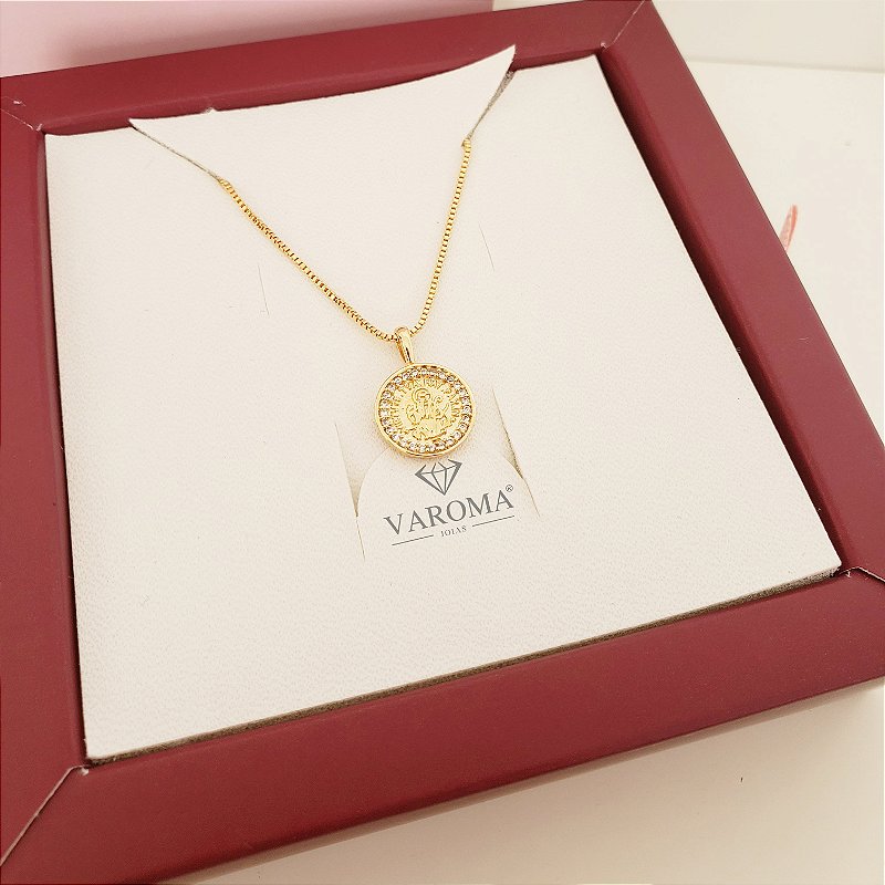 Colar com medalha de São Bento cravejada com zircônias banhado em ouro 18k