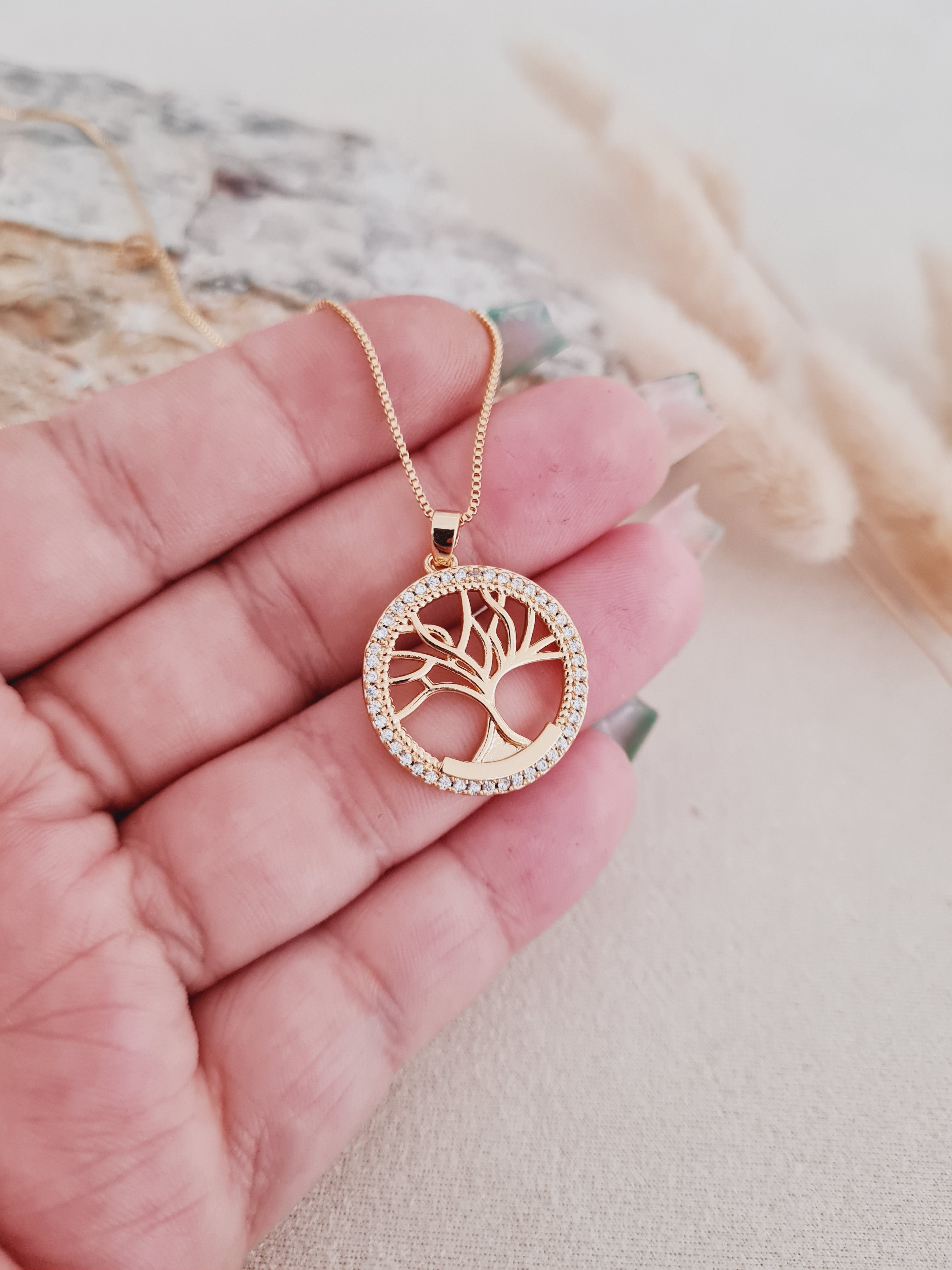 Colar com Pingente de Arvore da Vida Cravejado com Zircônias Banhado a Ouro 18k.