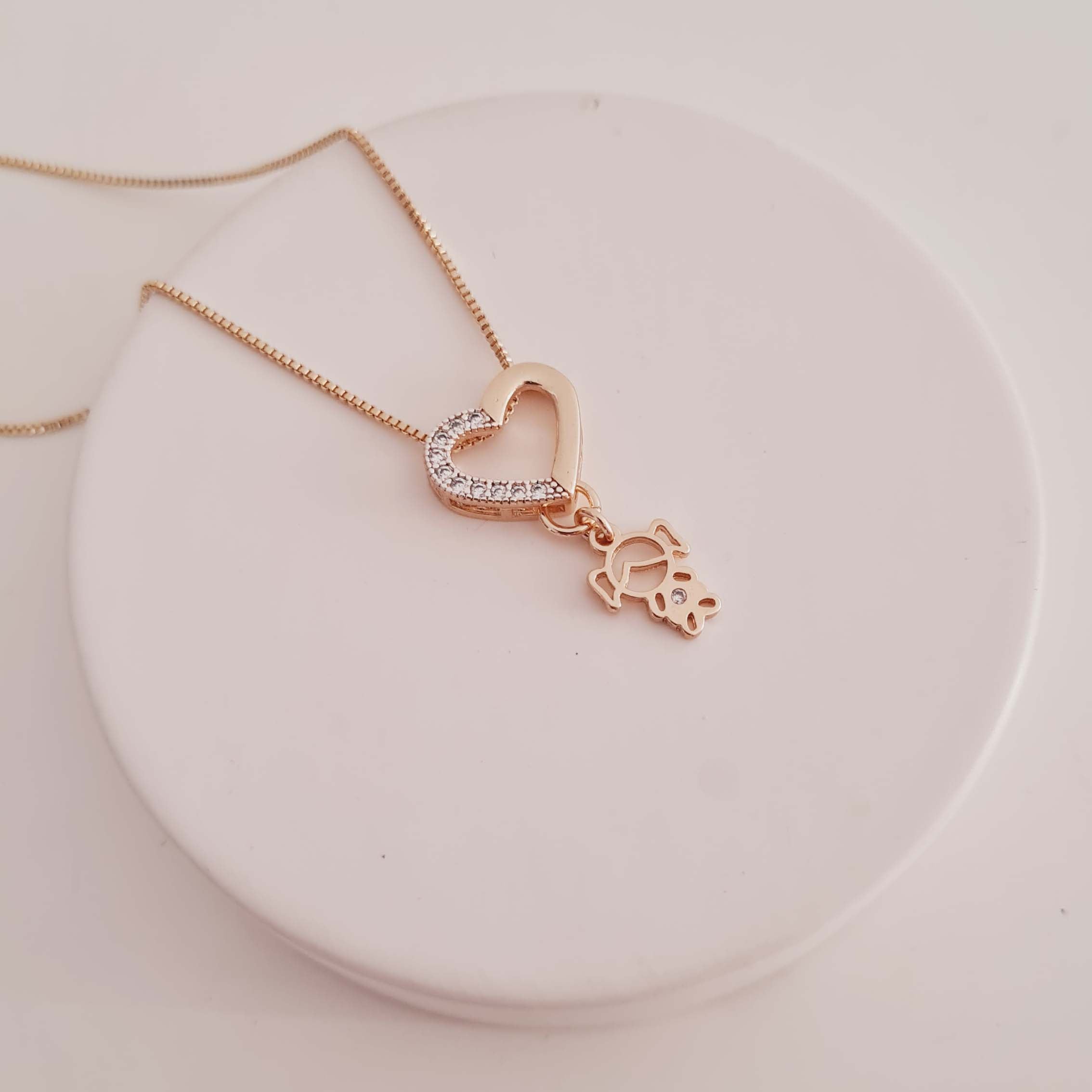 Colar de Coração Cravejado com Pingente de Filho Banhado a Ouro 18K