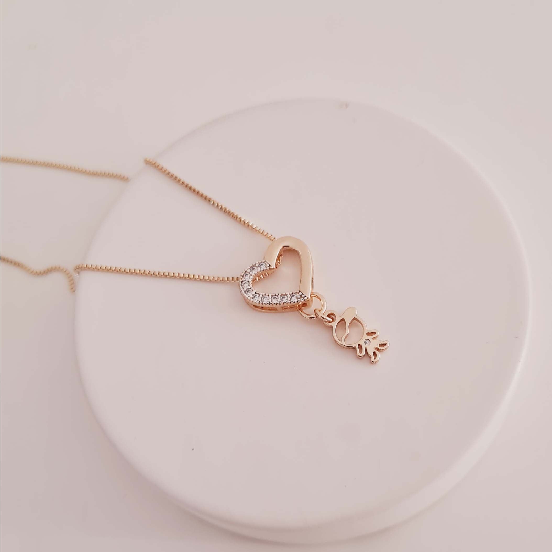 Colar de Coração Cravejado com Pingente de Filho Banhado a Ouro 18K