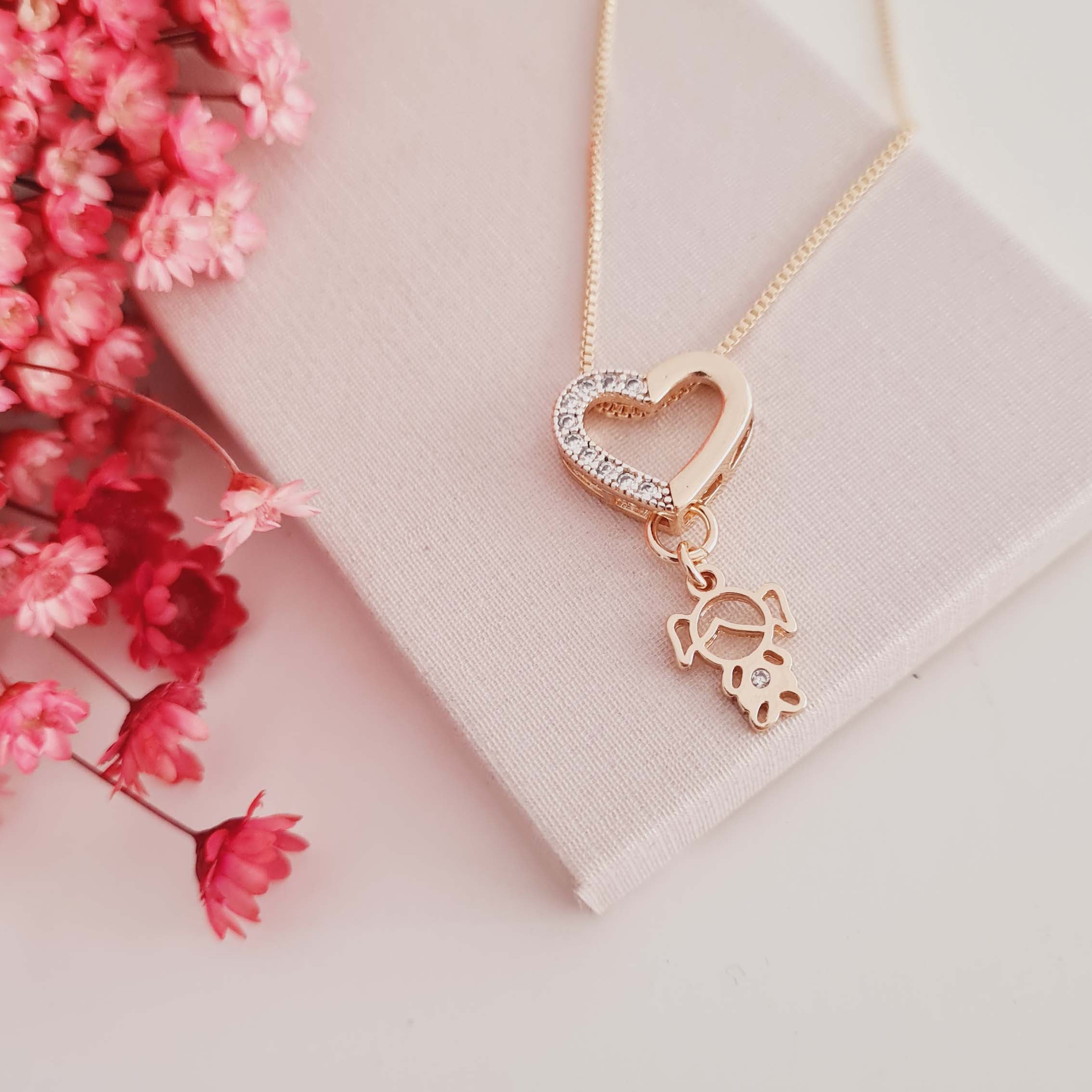 Colar de Coração Cravejado com Pingente de Filho Banhado a Ouro 18K
