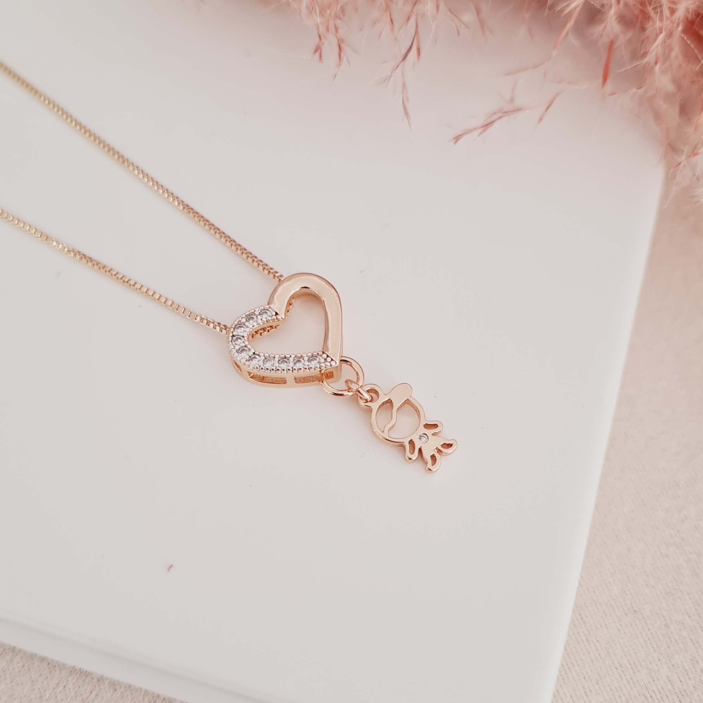 Colar de Coração Cravejado com Pingente de Filho Banhado a Ouro 18K