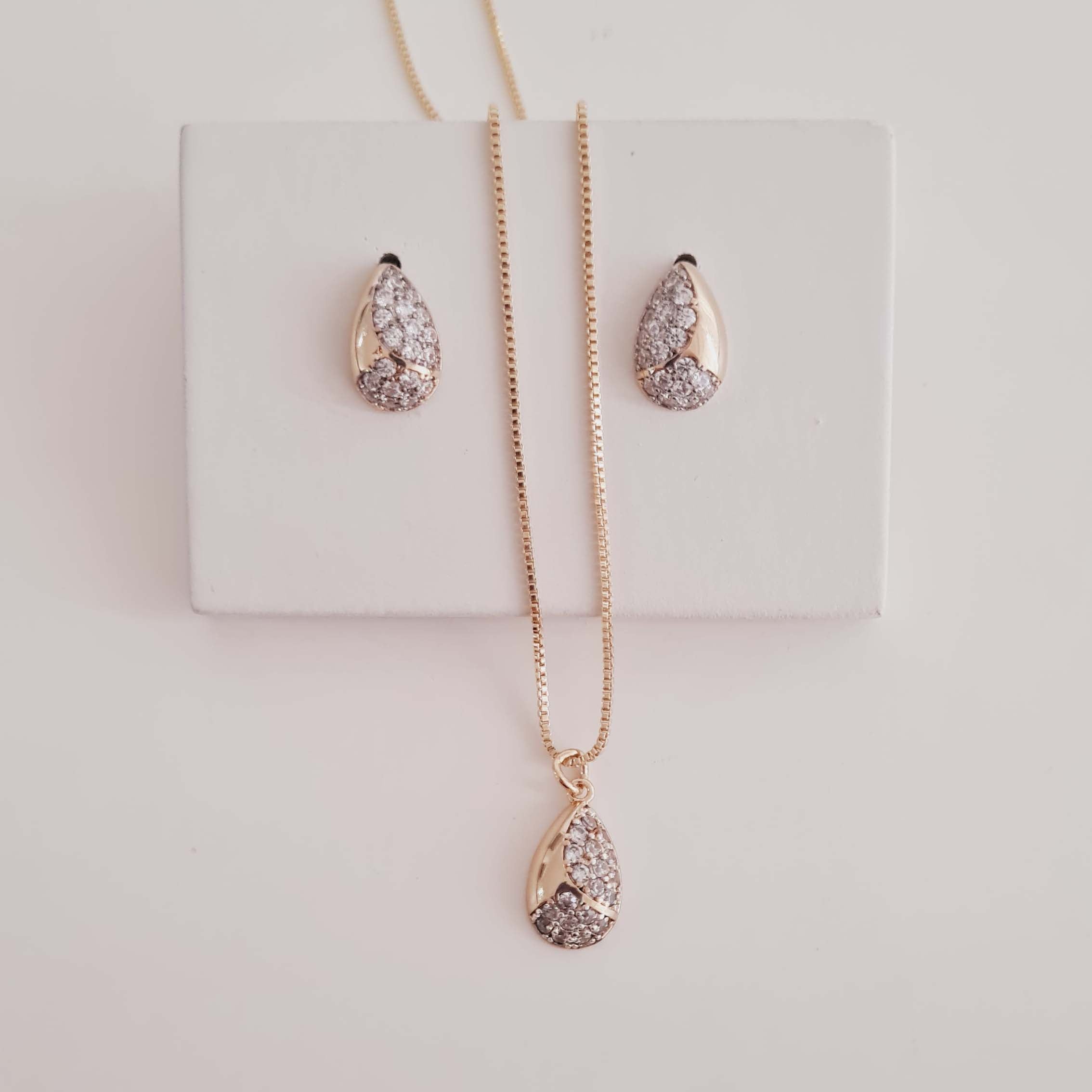 Conjunto de Colar e Brinco em Formato Gota com Zircônias Cravejadas Banhado a Ouro 18K
