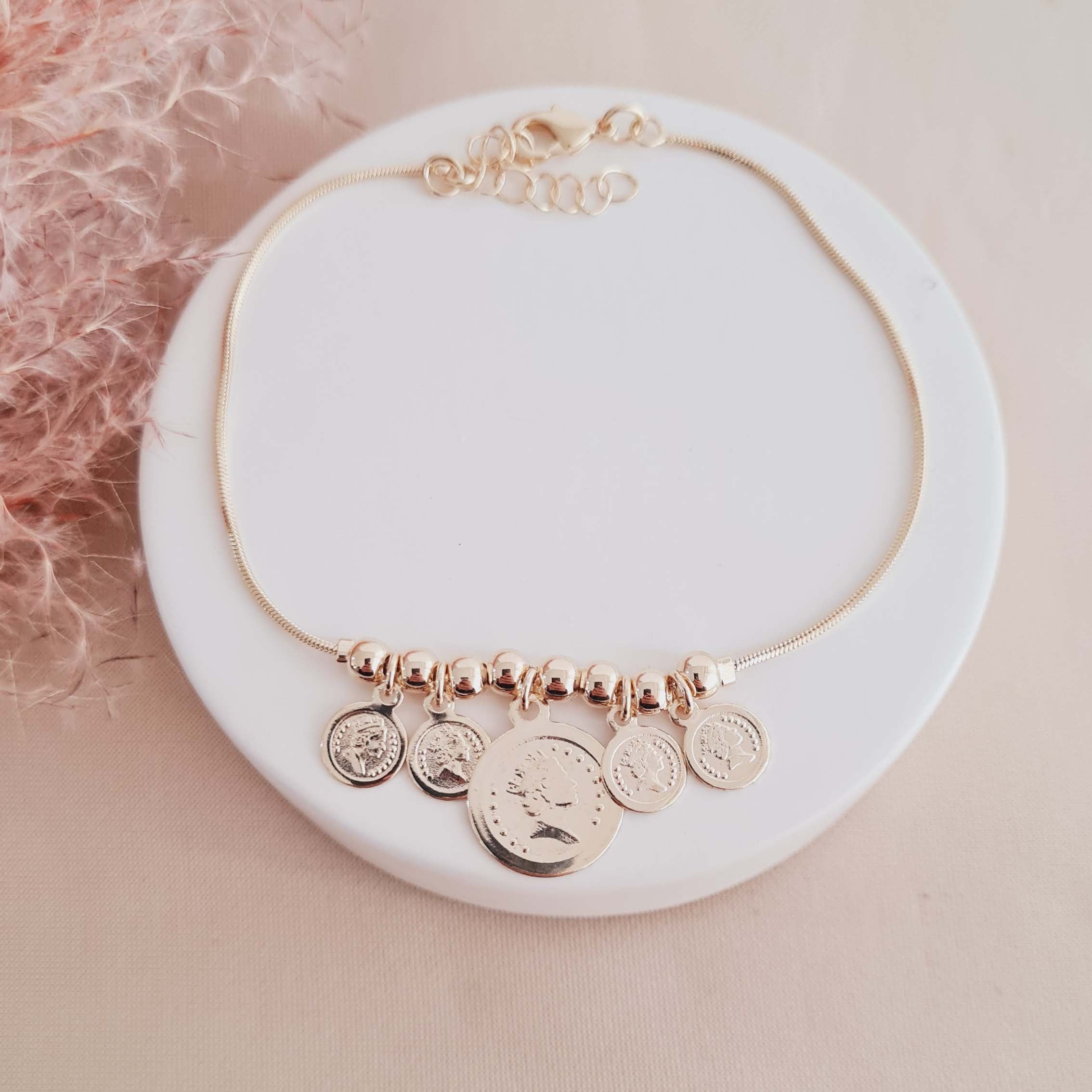 Pulseira com Bolinhas e Pingente de Moedas Banhado a ouro 18K