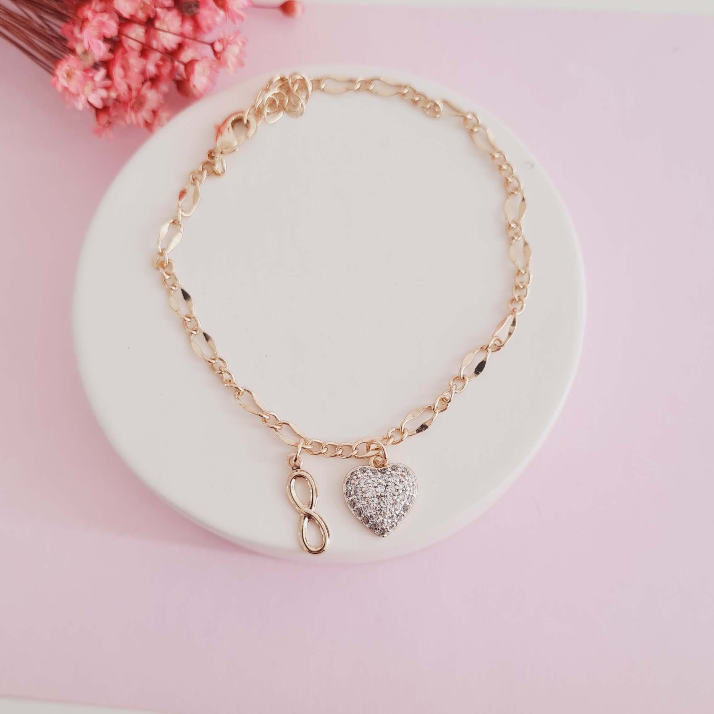 Pulseira com Pingente de Coração Cravejado e Infinito Banhado a Ouro 18K