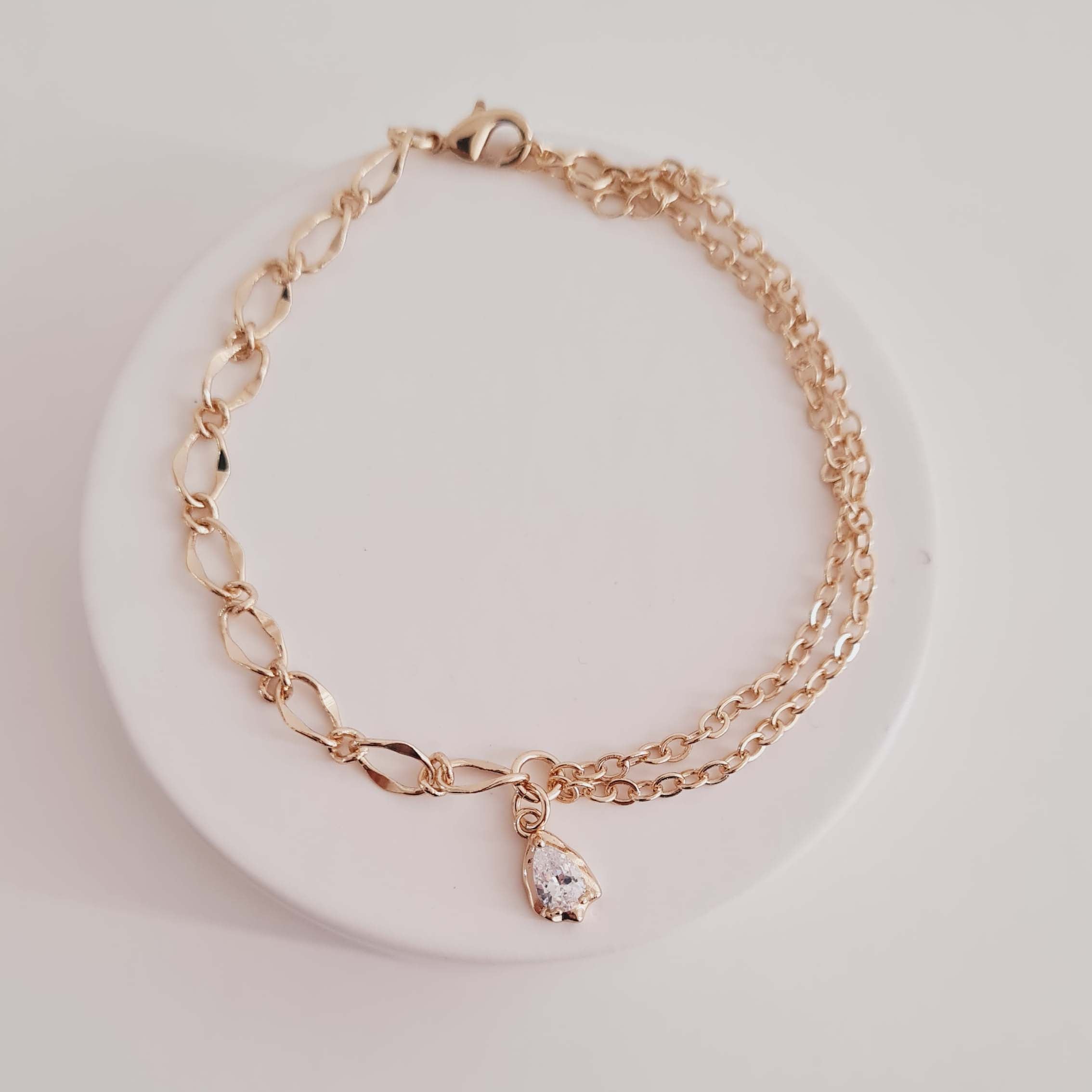 Pulseira com Corrente Dupla e Pingente de Ponto de Luz Gota Banhado a Ouro 18K
