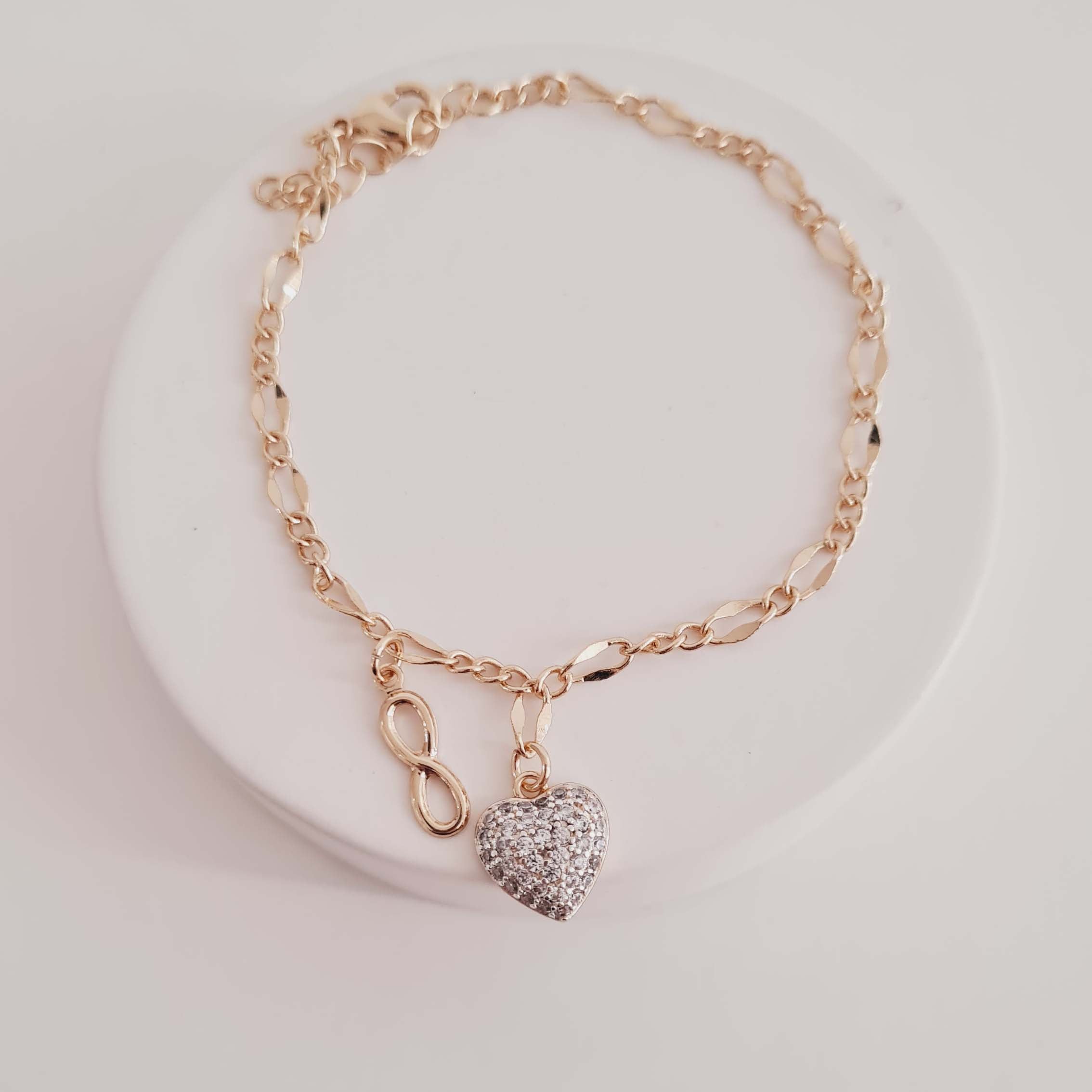Pulseira com Pingente de Coração Cravejado e Infinito Banhado a Ouro 18K