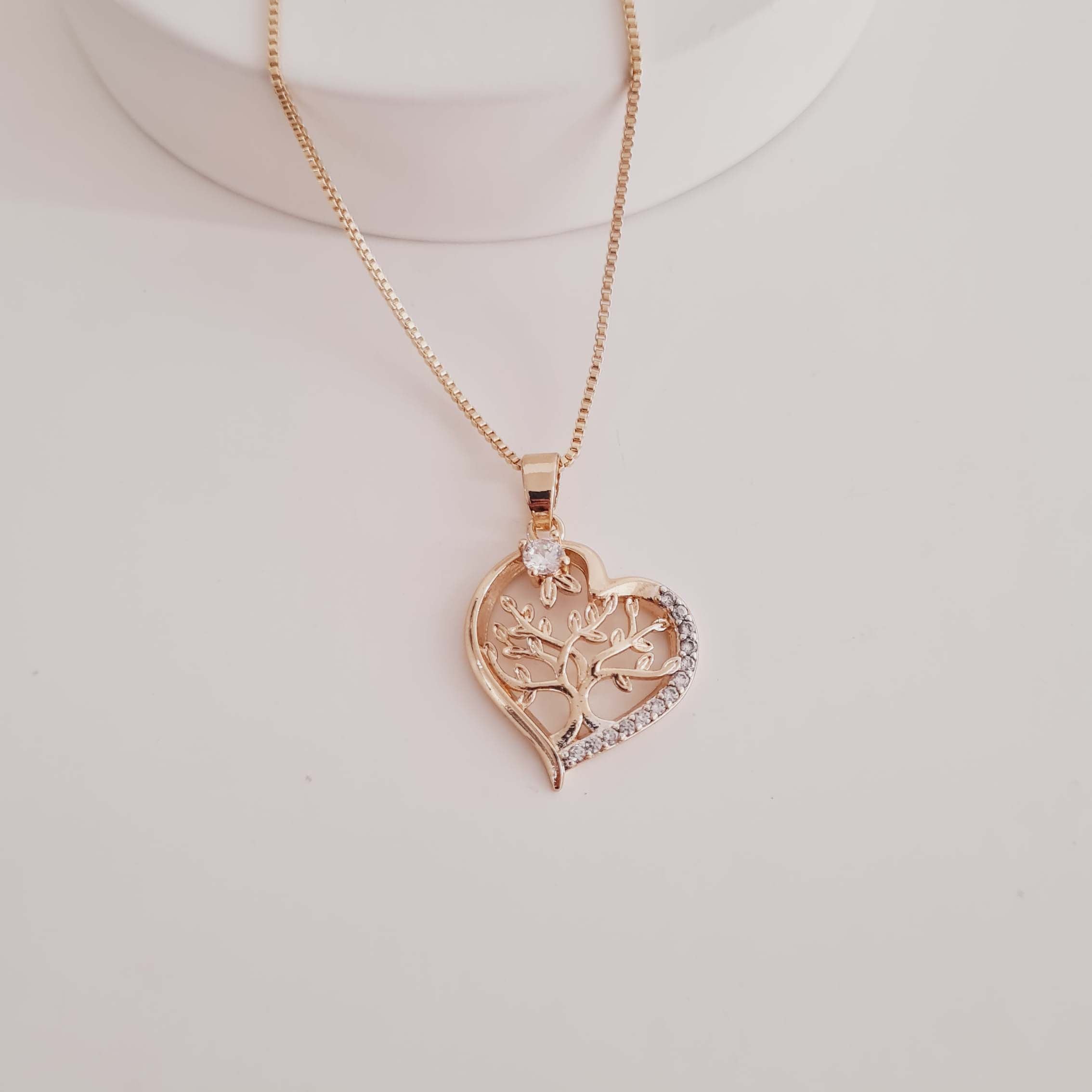 Colar de Coração Cravejado Lateral com  Árvore da Vida Banhado em Ouro 18K