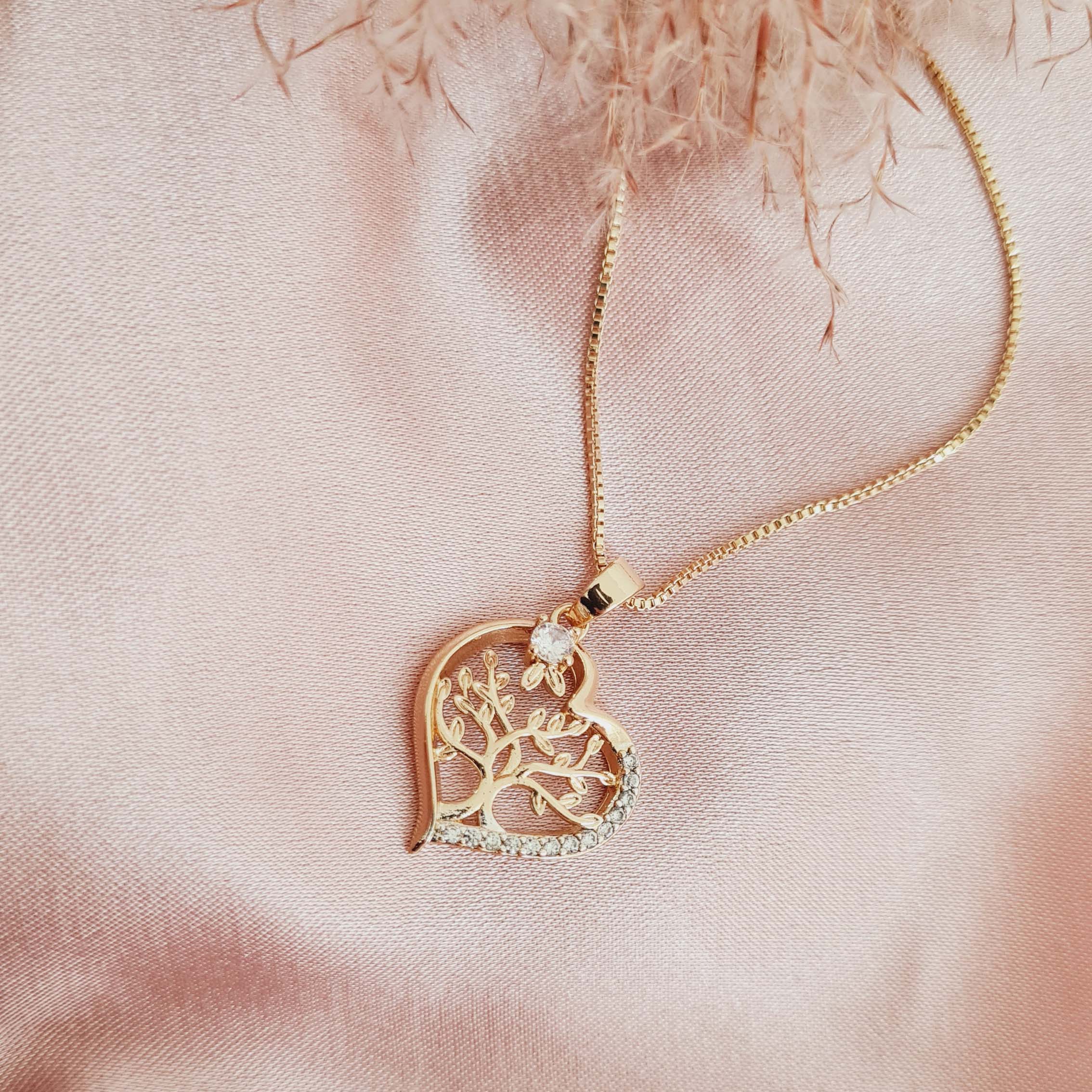 Colar de Coração Cravejado Lateral com  Árvore da Vida Banhado em Ouro 18K