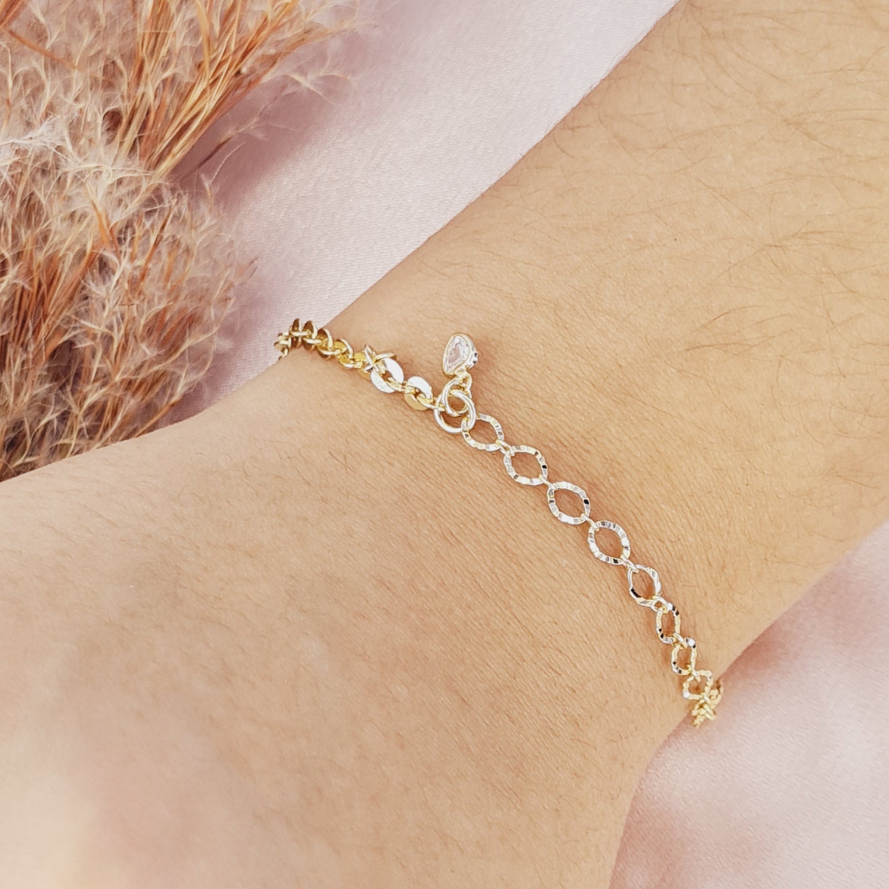 Pulseira com Ponto de Luz em Formato de Coração Banhado a Ouro 18k
