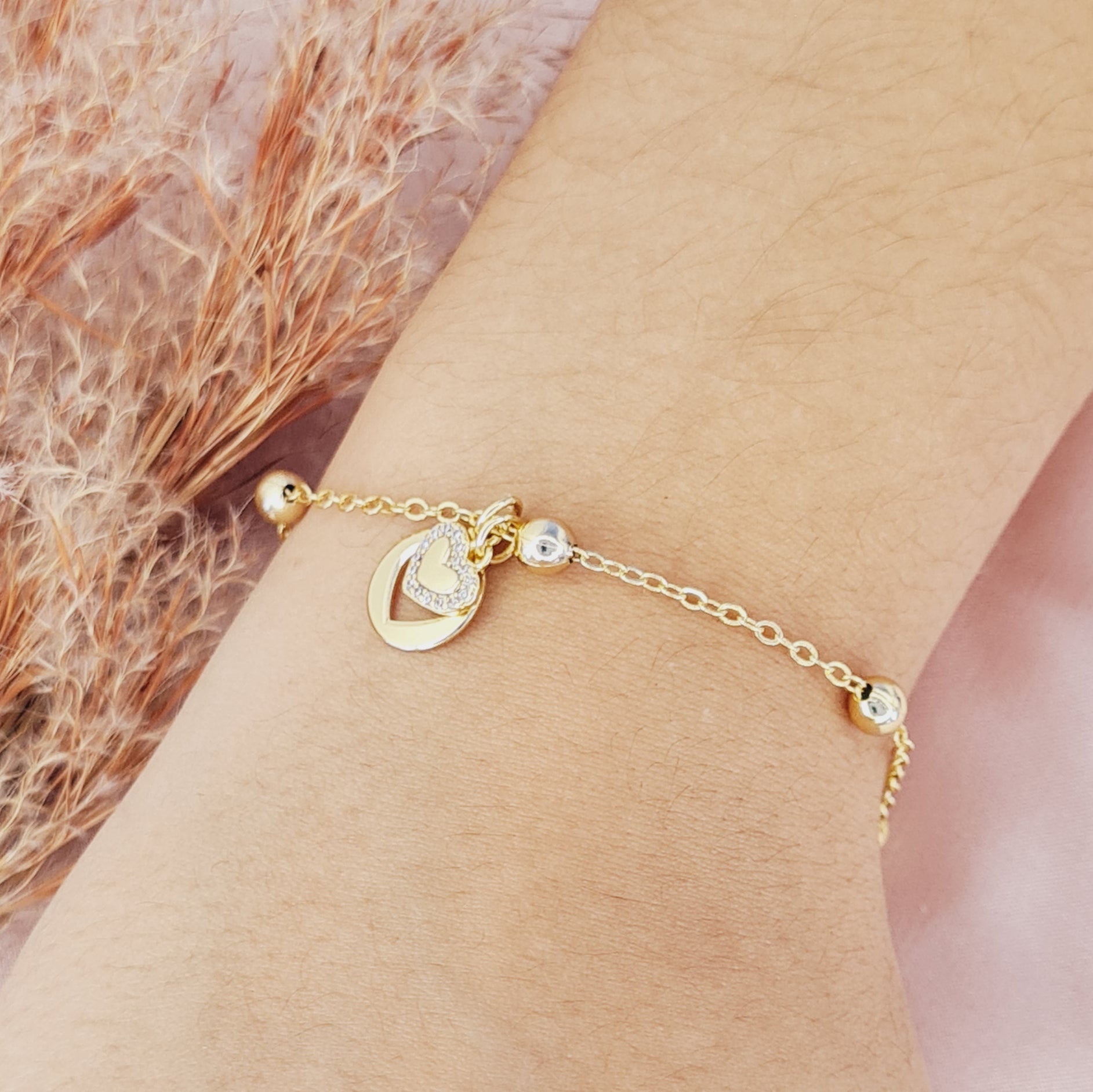 Pulseira de Bolinhas com Pingentes de Coração Banhada a Ouro 18k