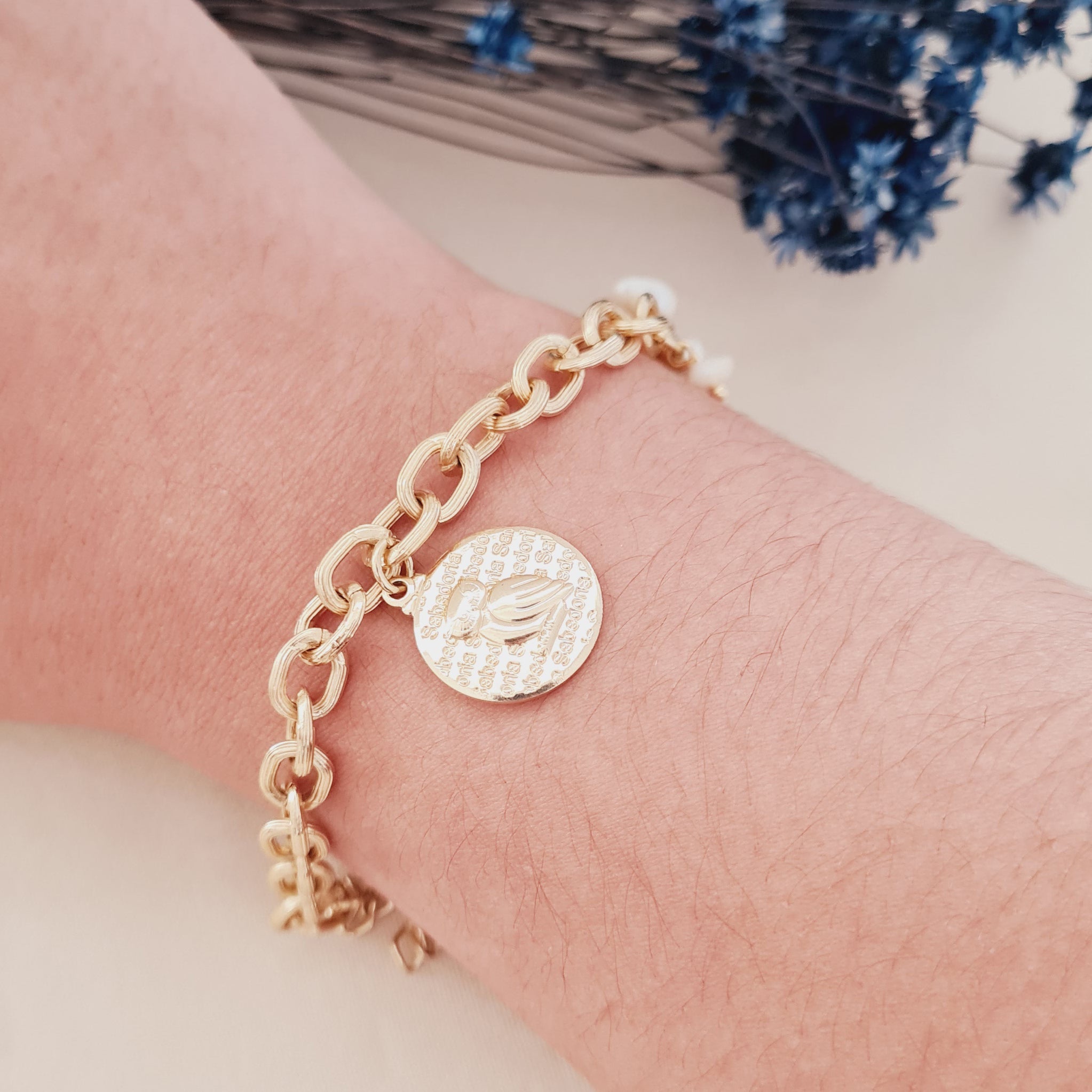 Pulseira de Pérolas e Pingente de Corujinha Banhado em Ouro 18k