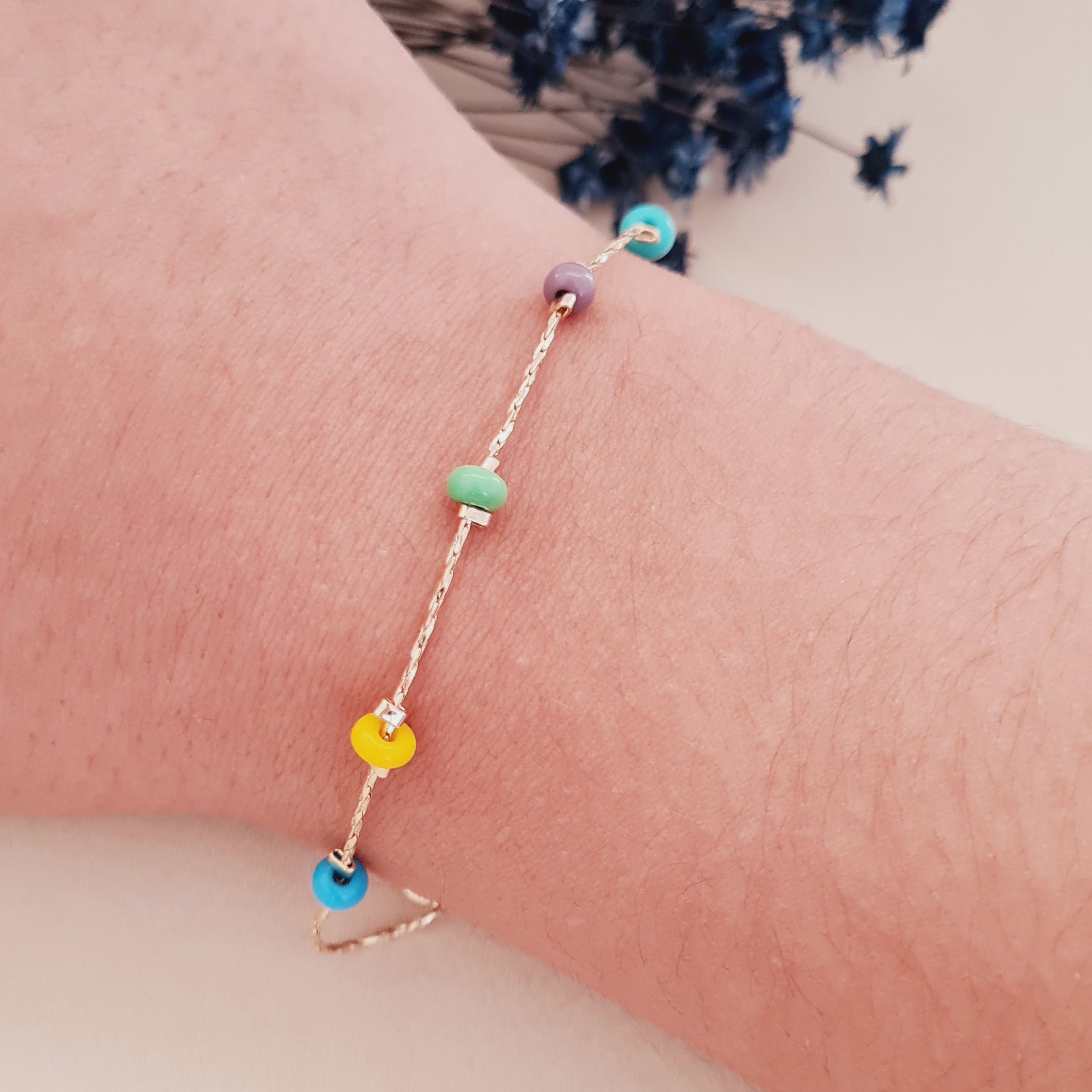 Pulseira com Bolinhas Coloridas Banhadas em Ouro 18k