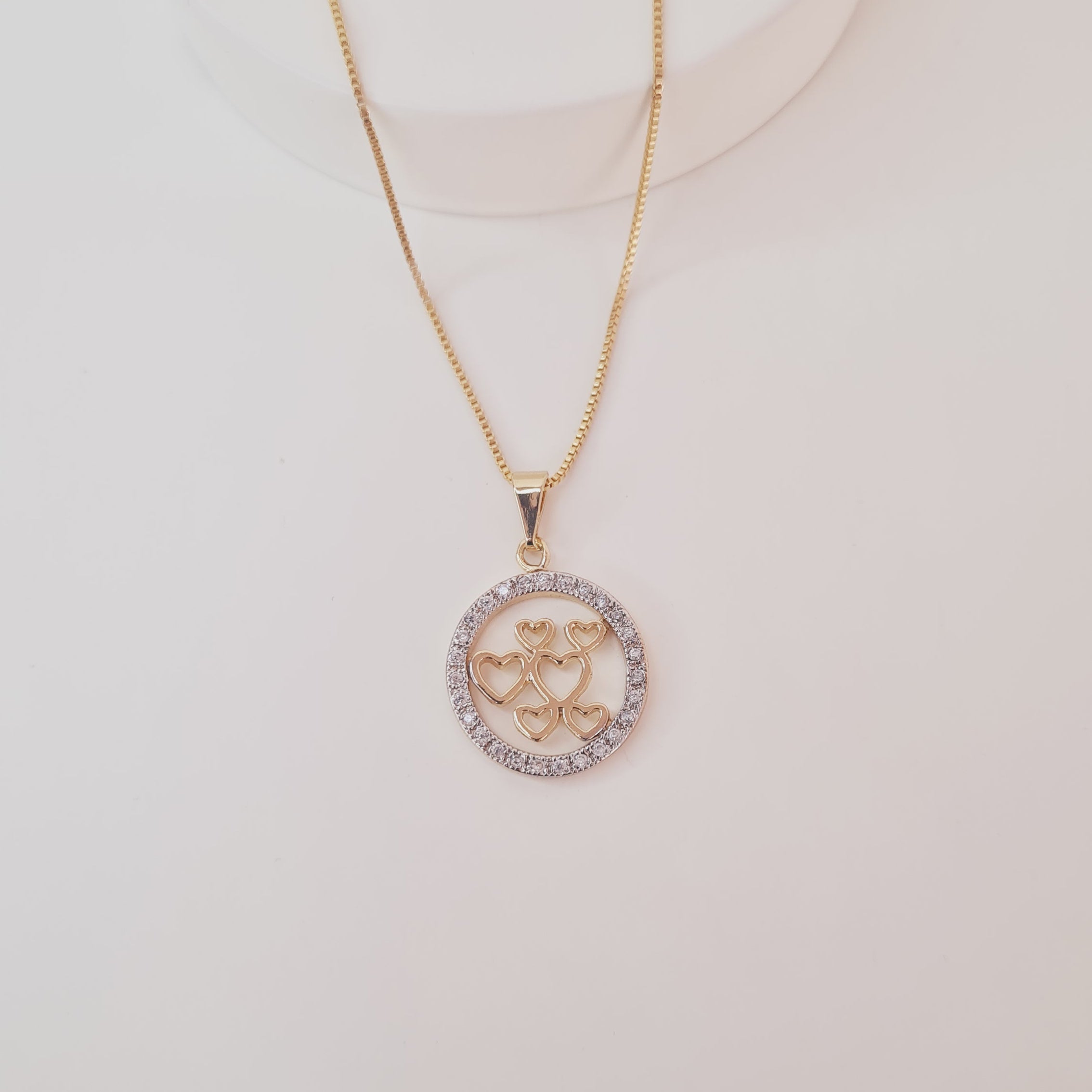 Colar Redondo Cravejado  com Zircônias com Corações Pequenos Banhdo a Ouro 18K