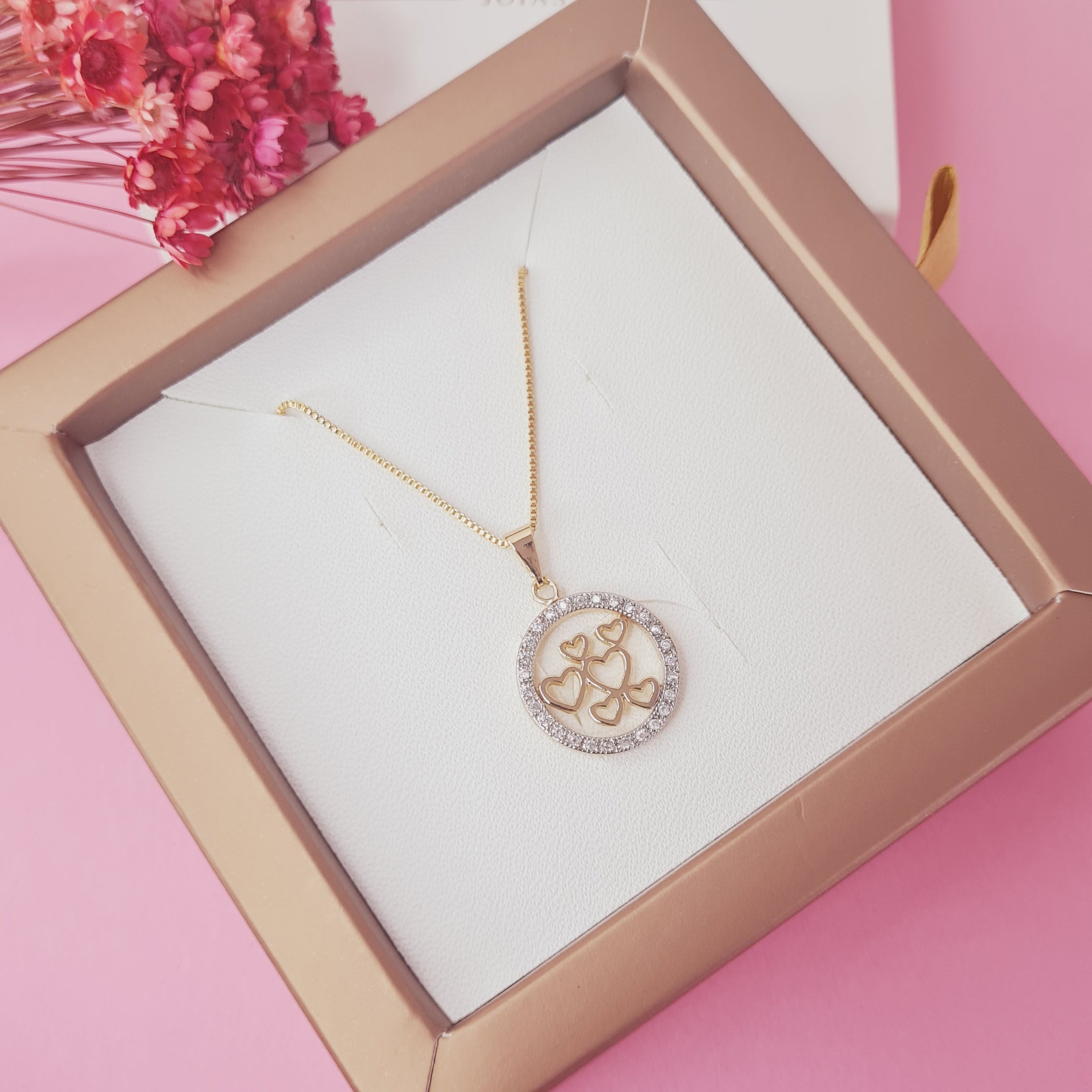 Colar Redondo Cravejado  com Zircônias com Corações Pequenos Banhdo a Ouro 18K