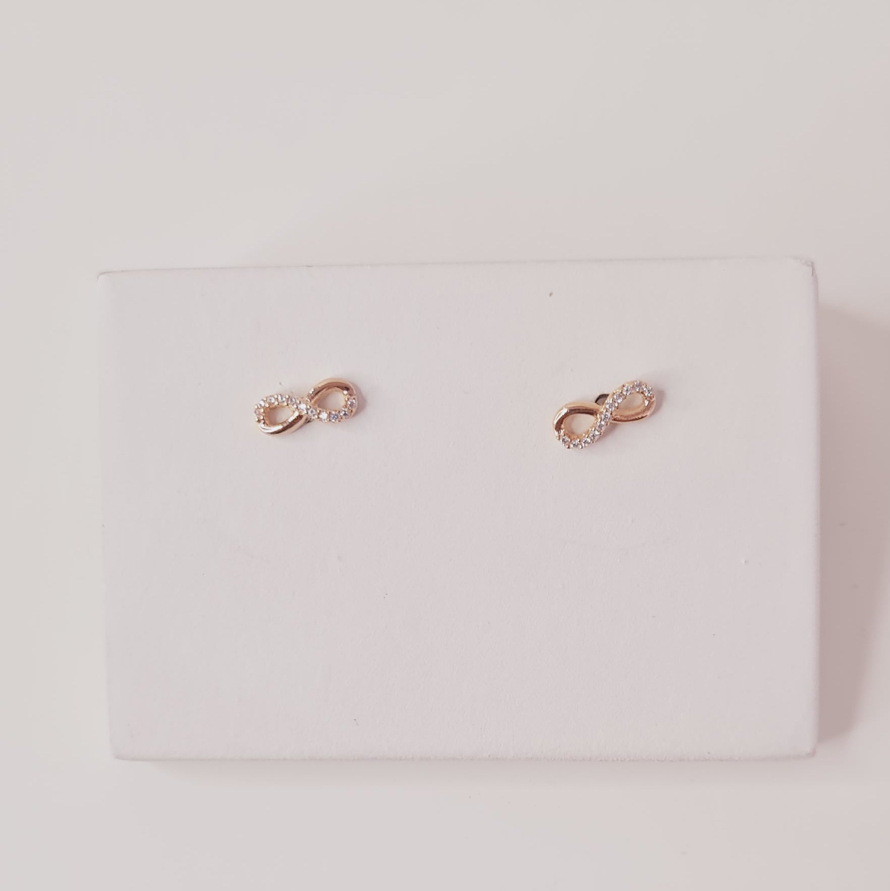 Brinco de Infinito Cravejado com  Zircônia Banhado a Ouro 18K