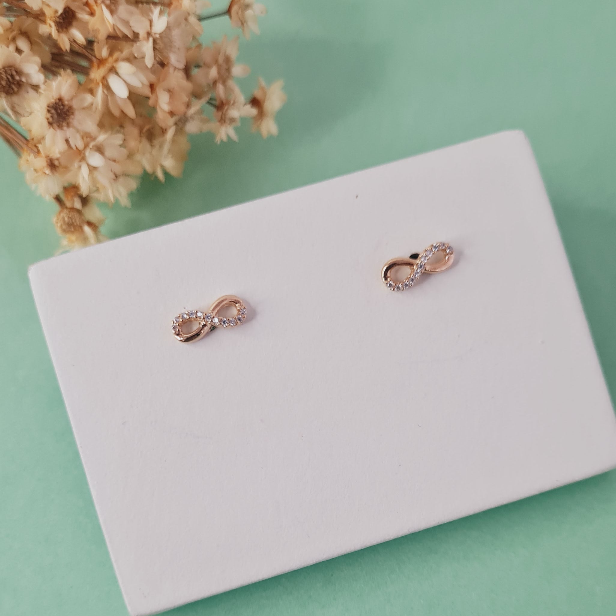 Brinco de Infinito Cravejado com  Zircônia Banhado a Ouro 18K