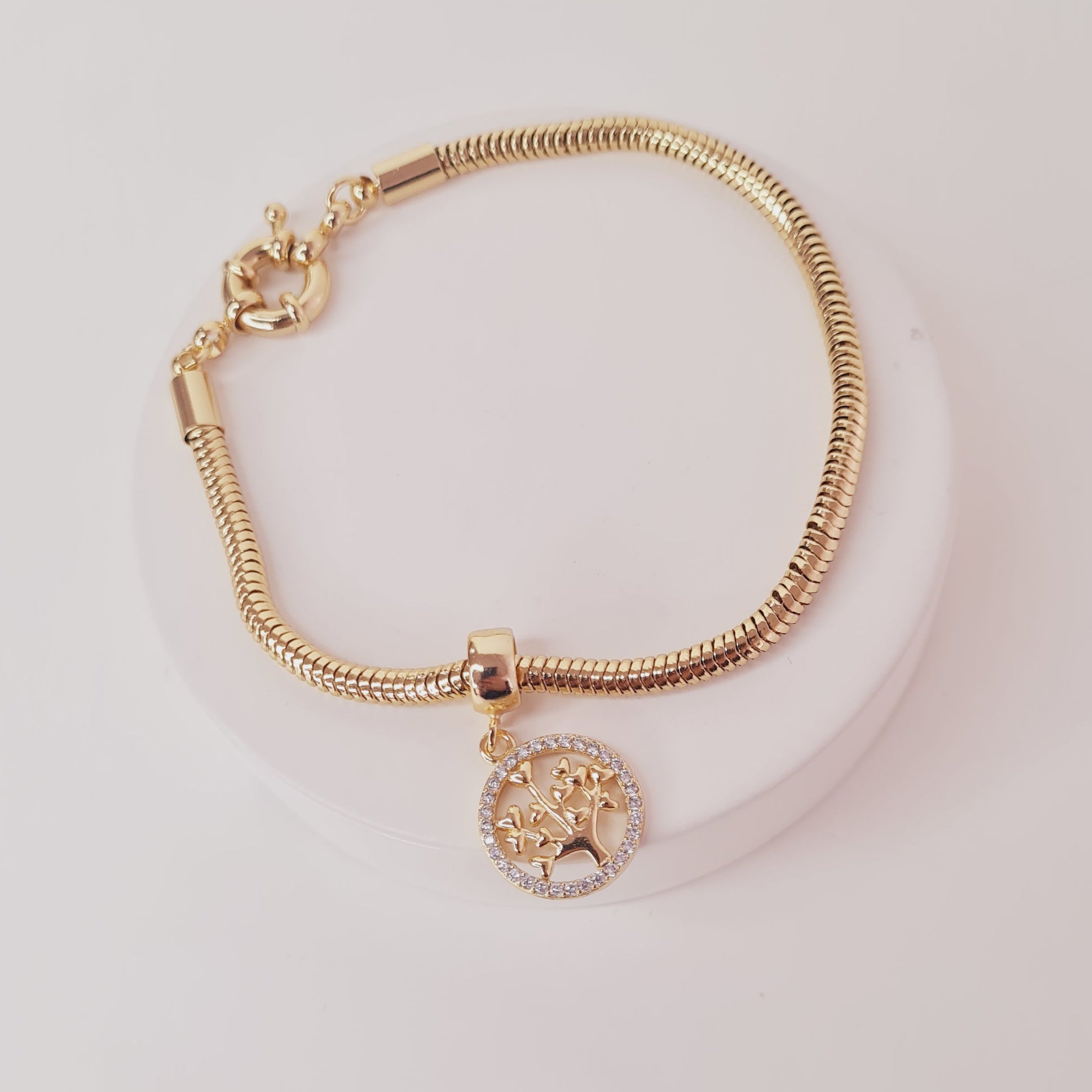 Pulseira com Pingente Redondo Cravejado com Árvore da Vida Banhado a Ouro 18K