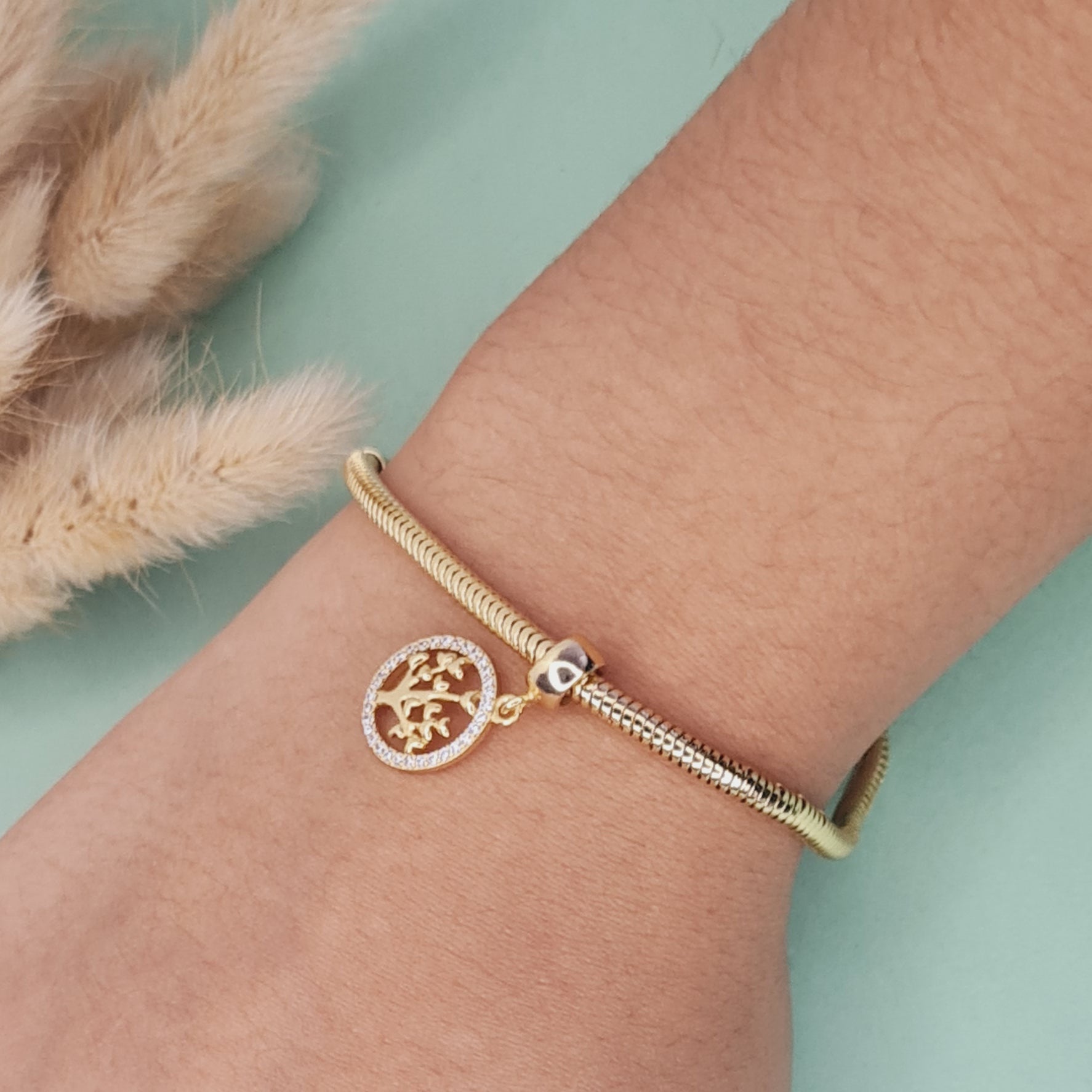Pulseira com Pingente Redondo Cravejado com Árvore da Vida Banhado a Ouro 18K
