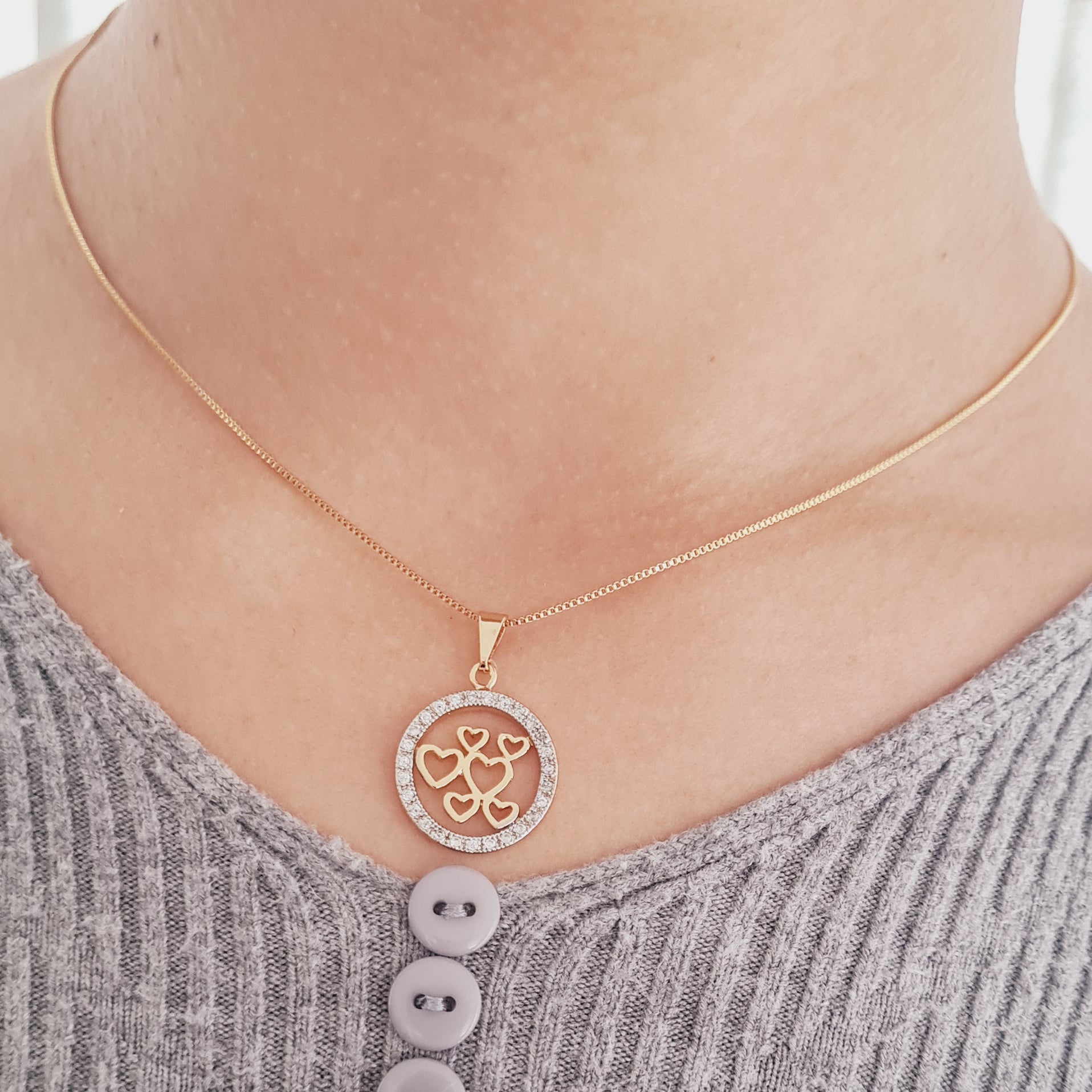 Colar Redondo Cravejado  com Zircônias com Corações Pequenos Banhdo a Ouro 18K