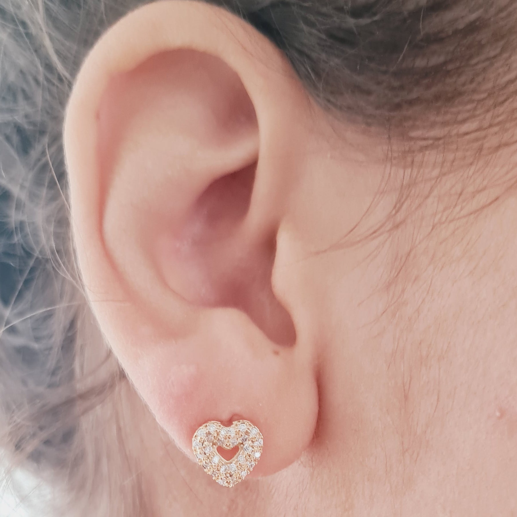 Brinco de Coração Cravejado com Zircônia Banhado a Ouro 18K