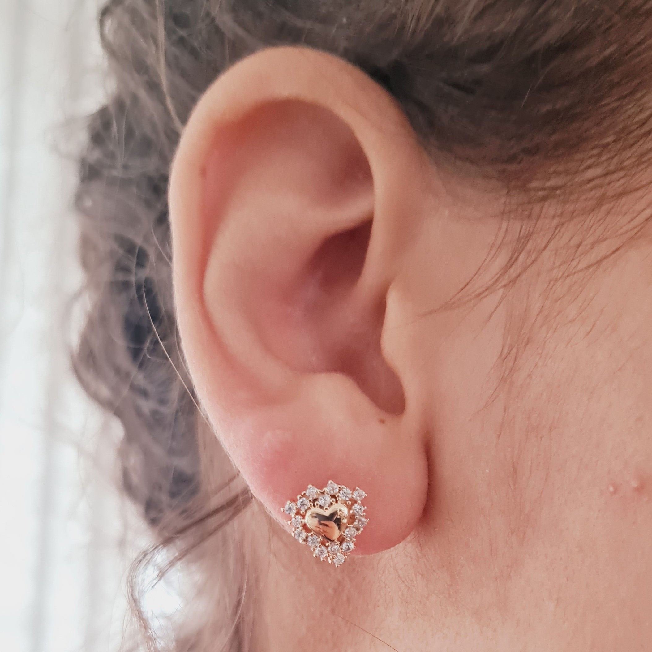 Brinco de Coração Cravejado com Zircônias Banhado a Ouro 18K