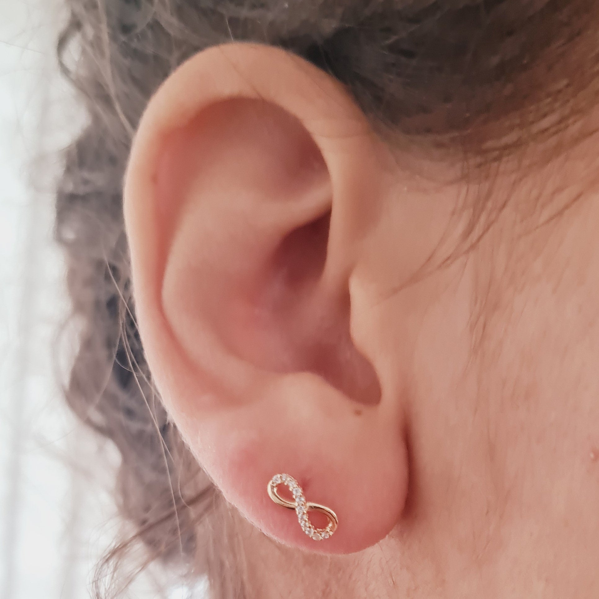 Brinco de Infinito Cravejado com  Zircônia Banhado a Ouro 18K