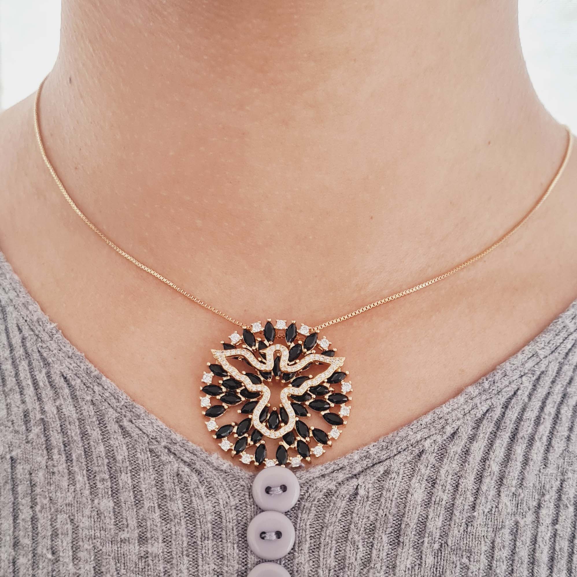 Colar com Divino Espirito Santo Banhado em Ouro 18k