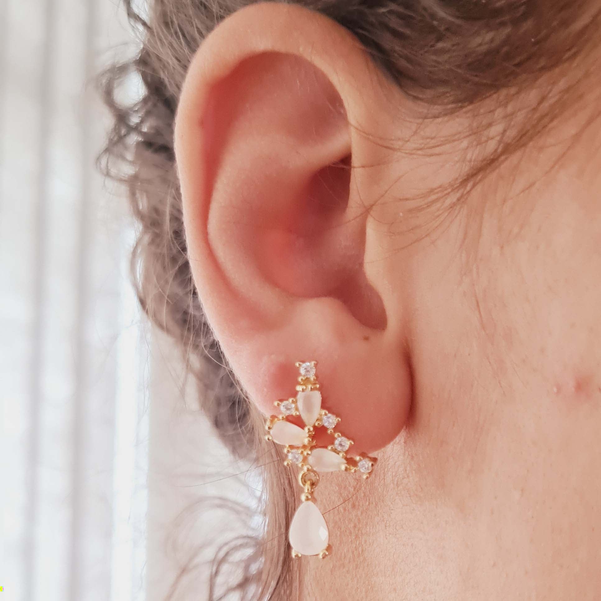 Brinco Trabalhado com Zircônias Banhado em Ouro 18k