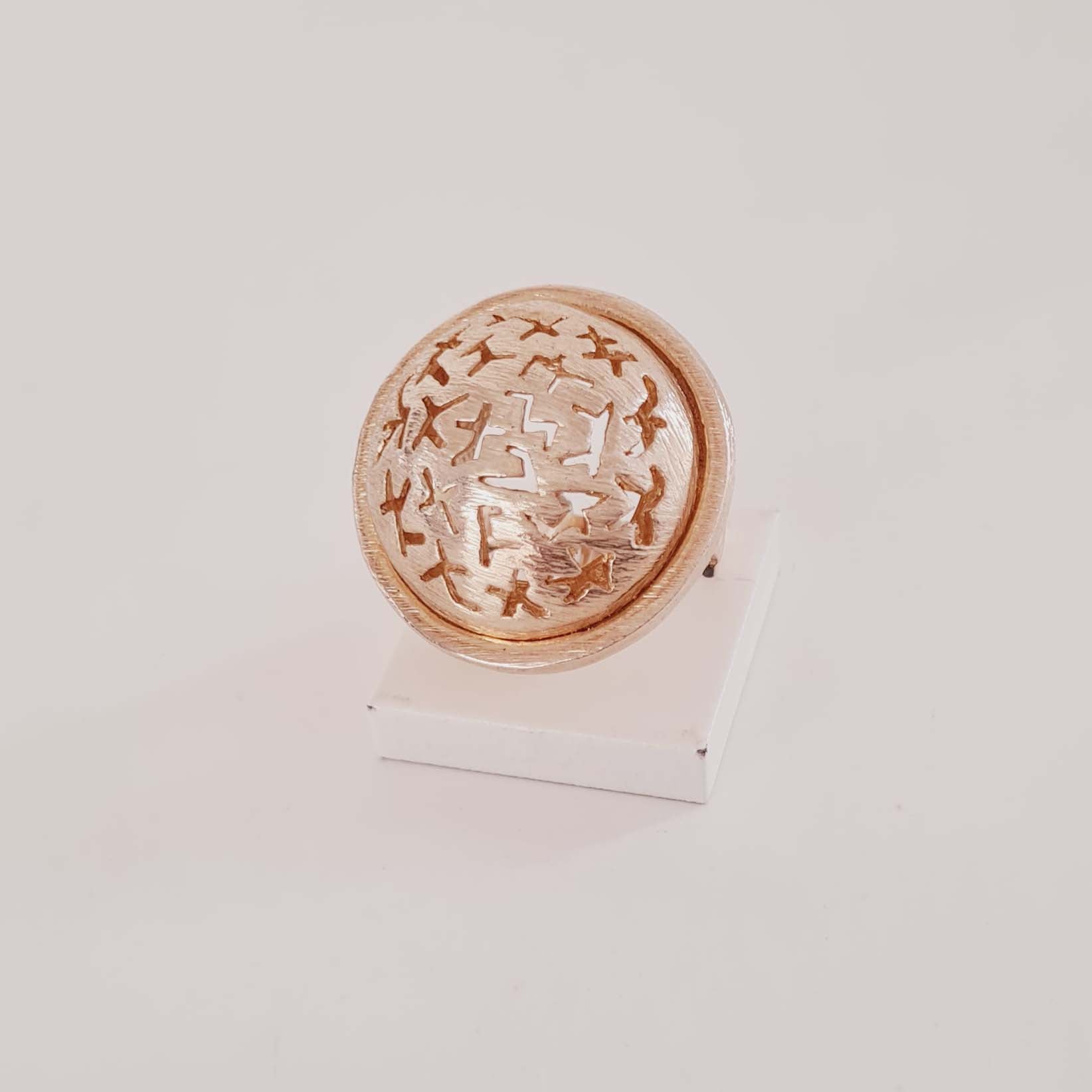 Anel Redondo Vazado com Acabamento Riscado Banhado a Ouro 18k