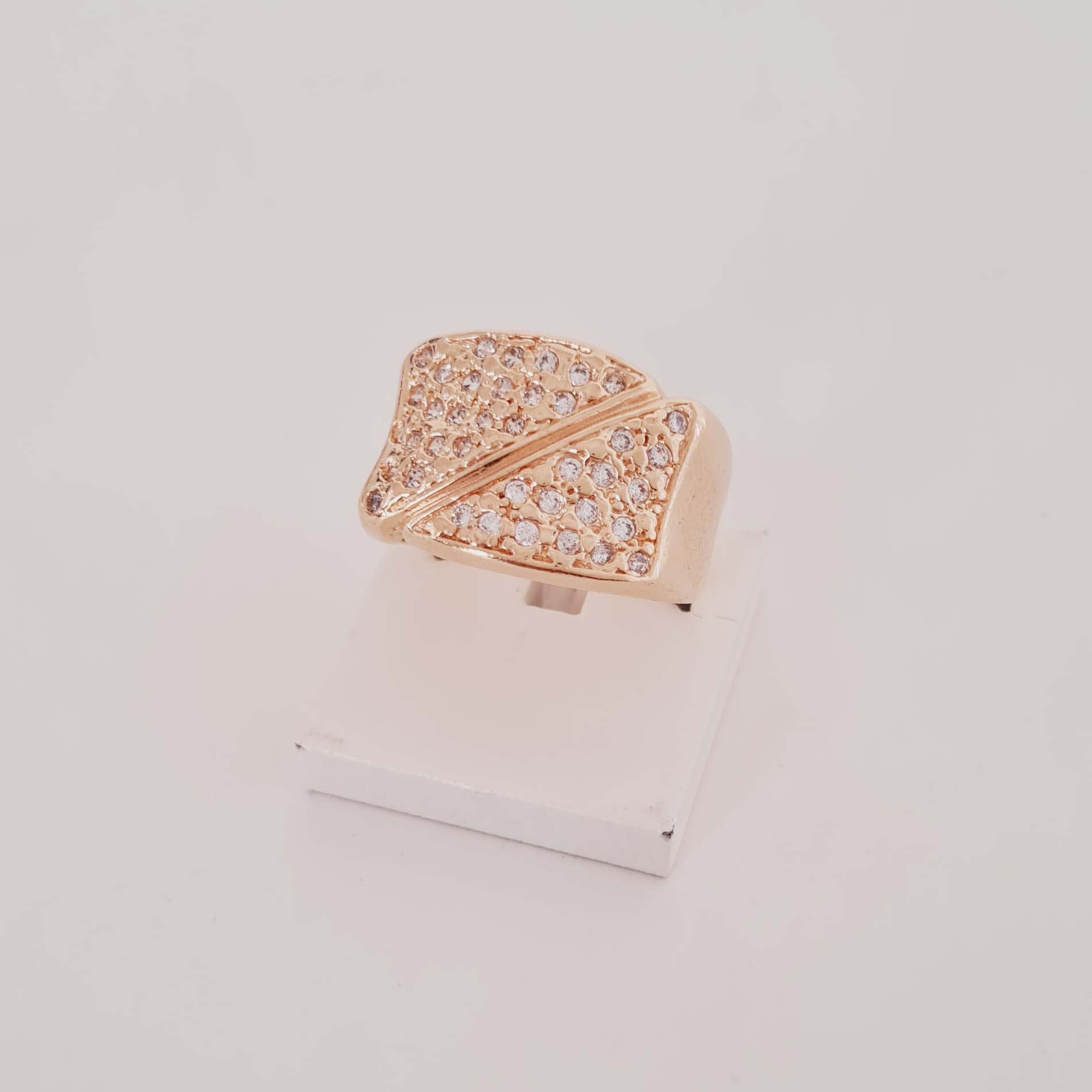 Anel Cravejado com Zircônias Banhado a Ouro 18k