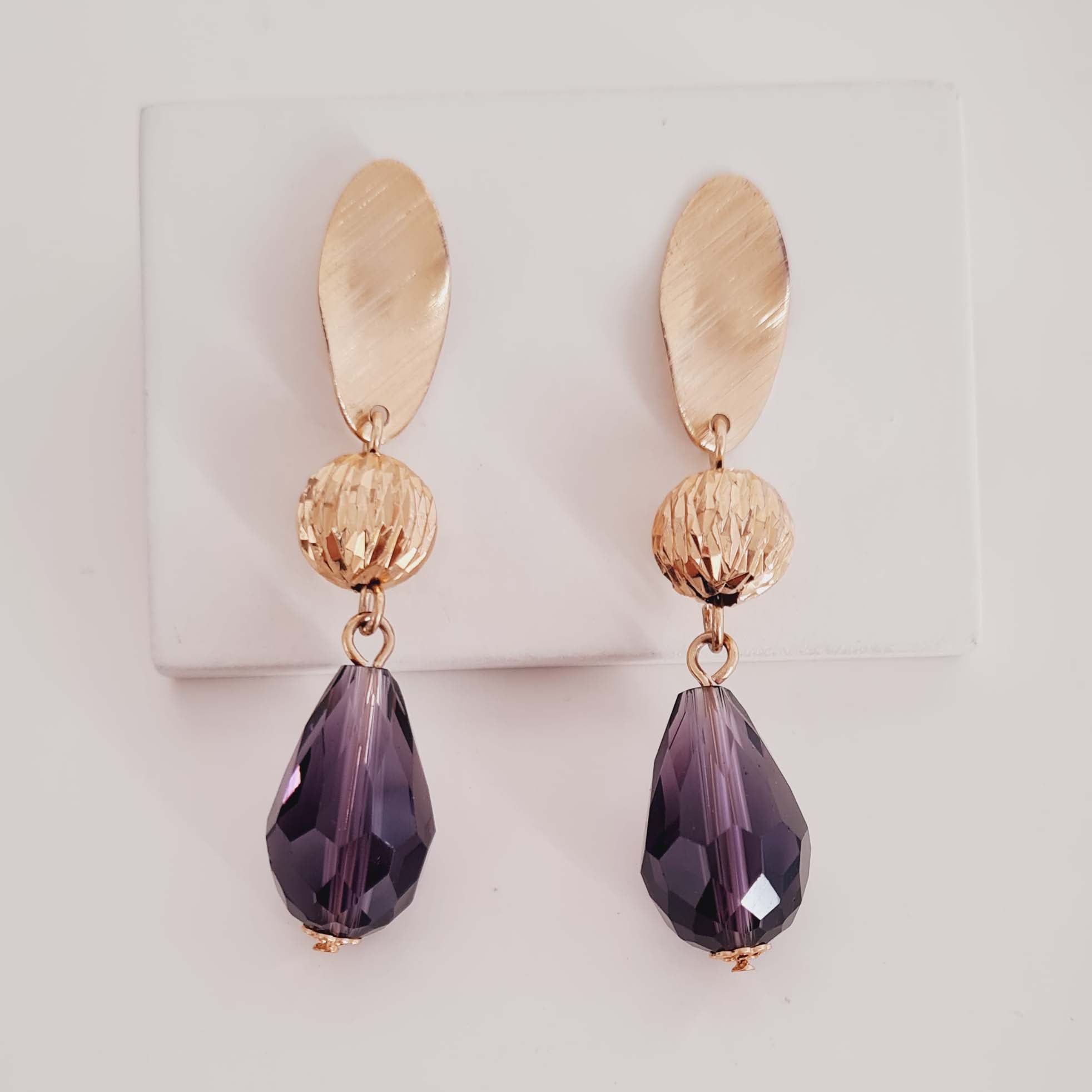 Brinco com Pingente de Bola Diamantada e Gota de Cristal Banhado em Ouro 18k