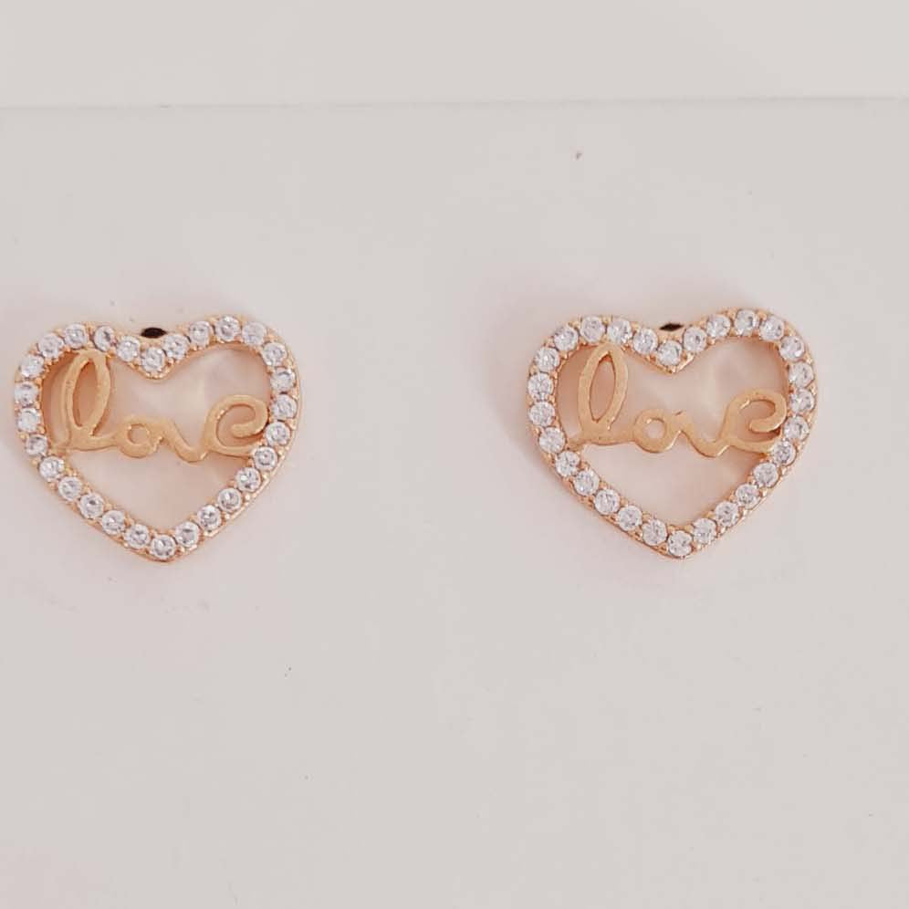 Brinco de Coração Cravejado com Zircônias Escrito Love Banhado em Ouro 18k