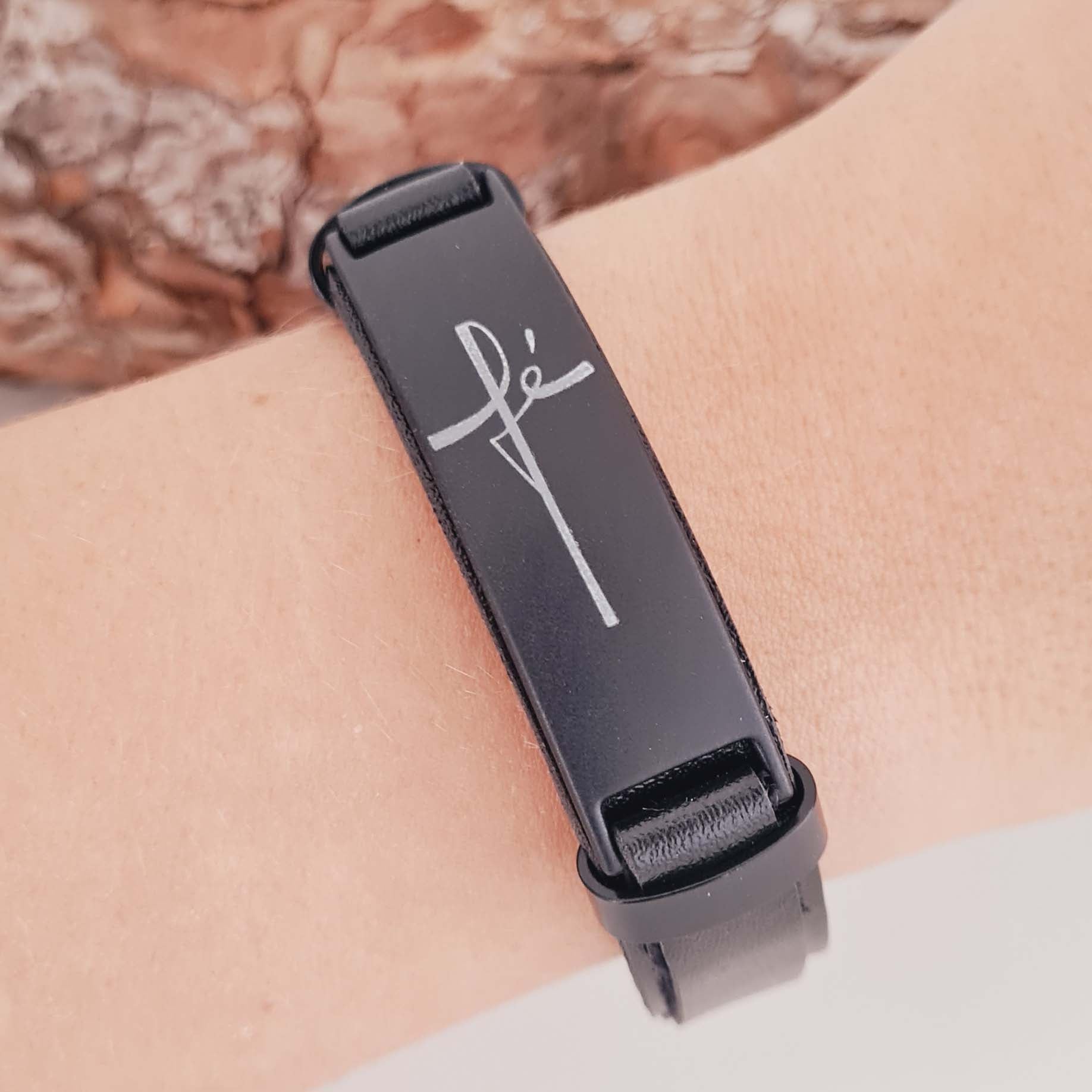 Pulseira Masculina em Couro Ecológico Escrito Fé