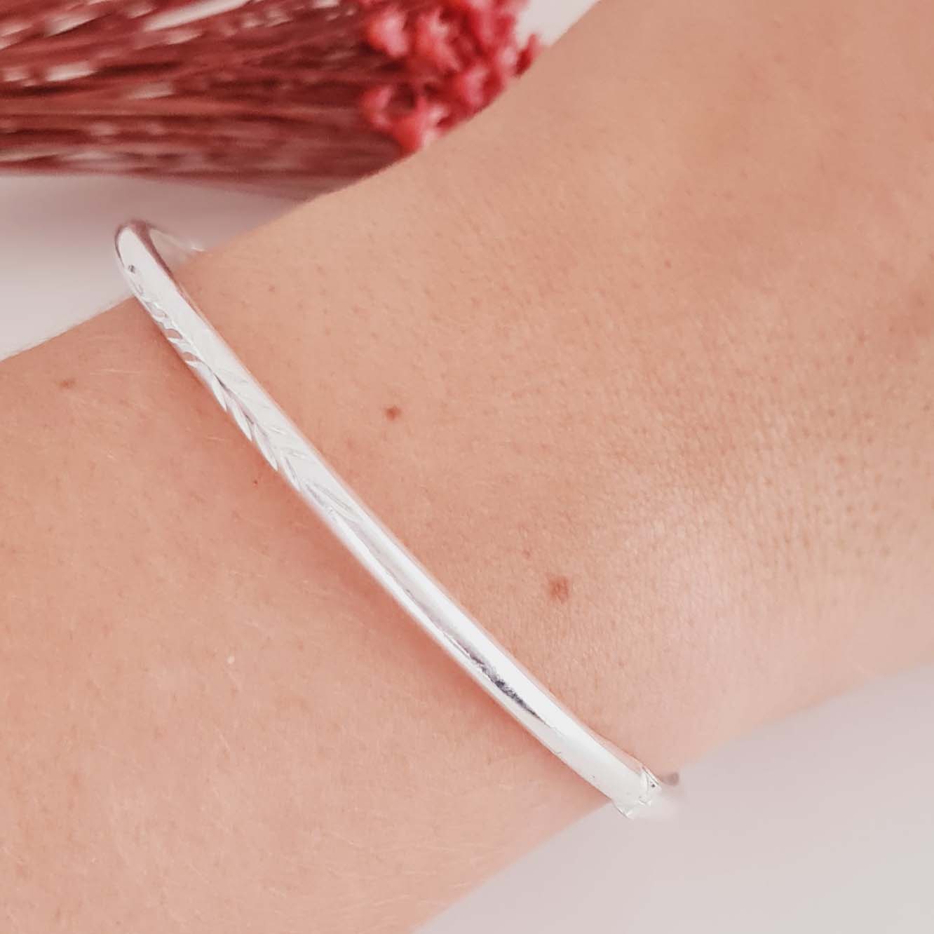 Bracelete com Fecho Fino com Detalhes Trabalhados | em Prata 925