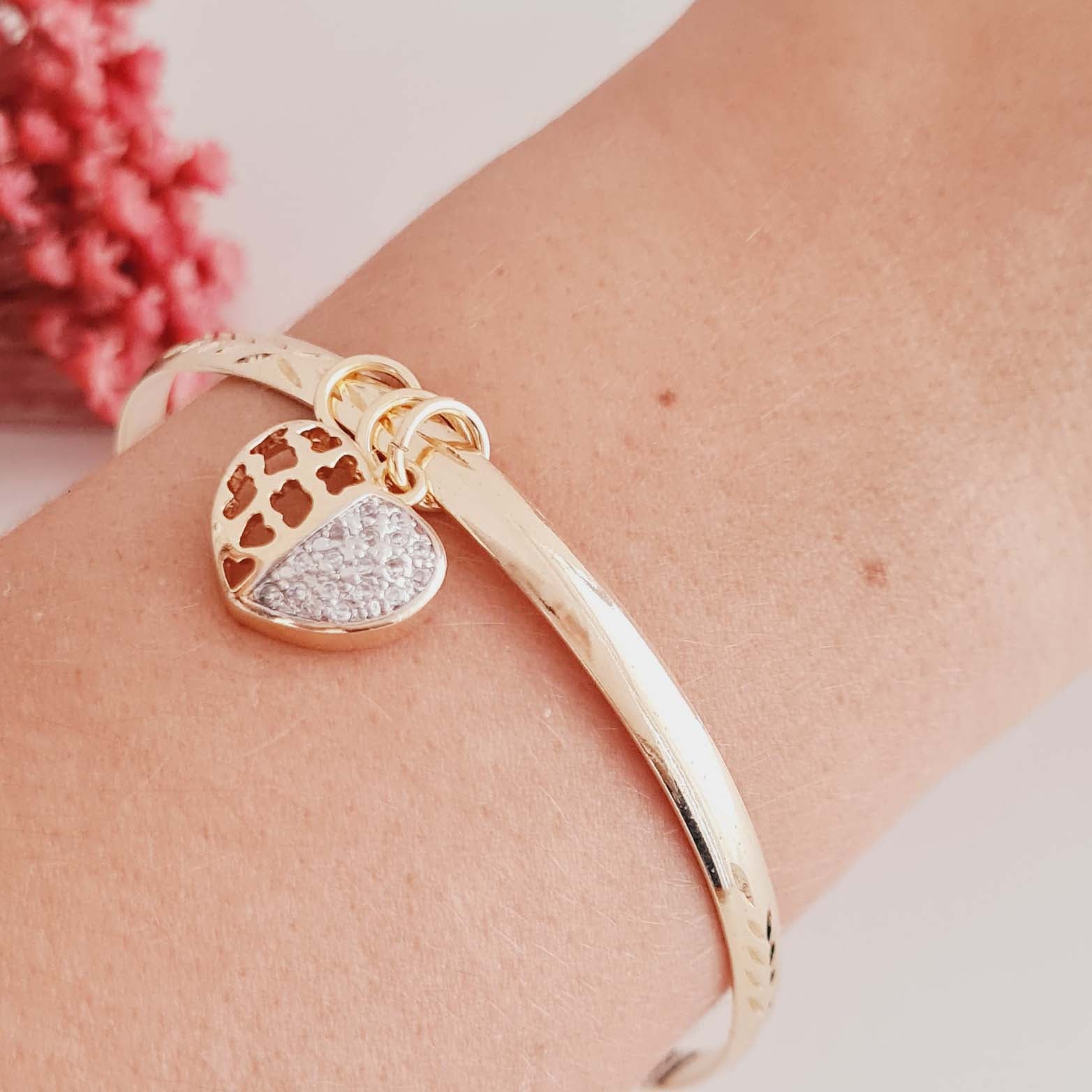 Bracelete Sólido com Pingente de  Coração Banhado em Ouro 18K