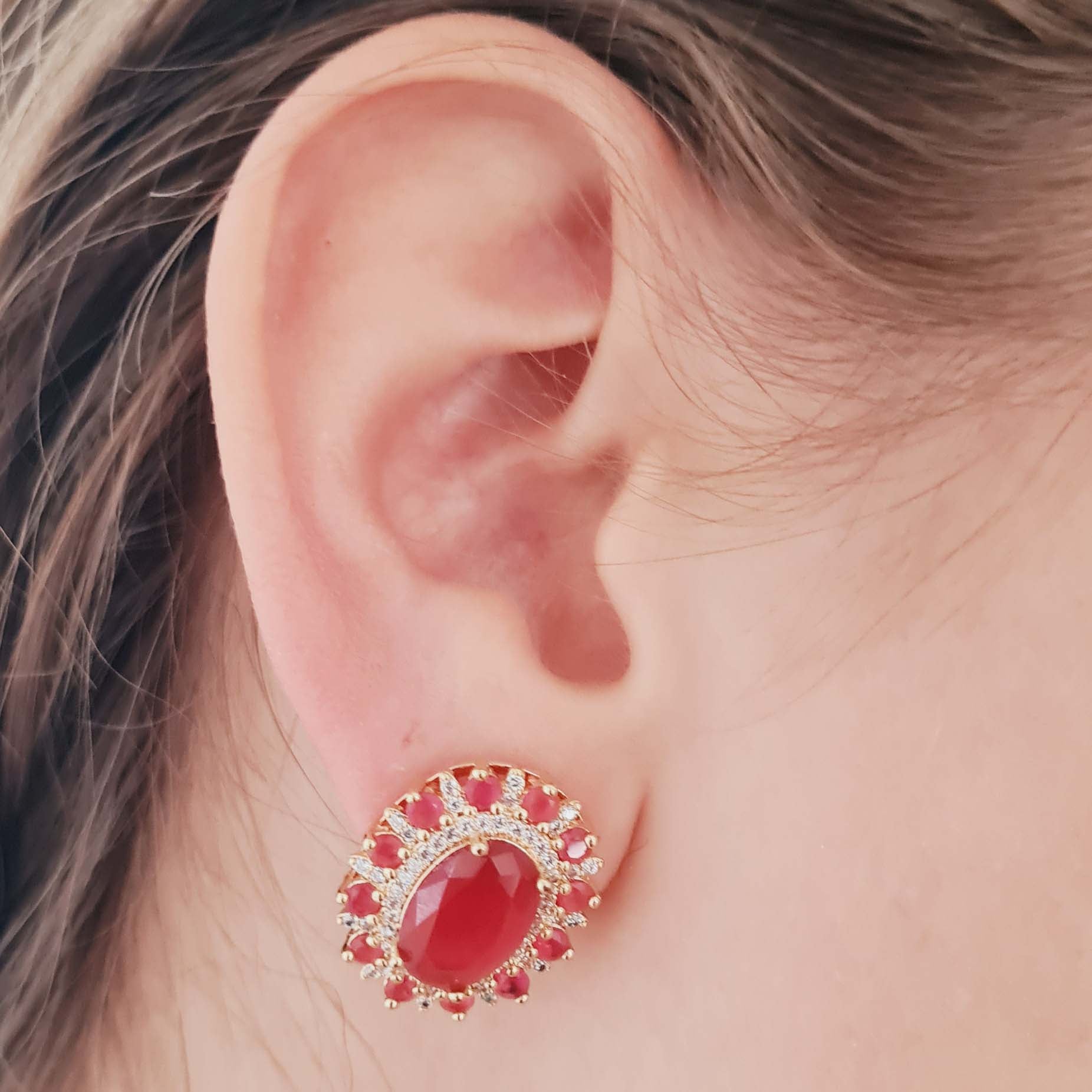 Brinco Oval com Zircônias Vermelhas e Brancas Banhado em Ouro 18k