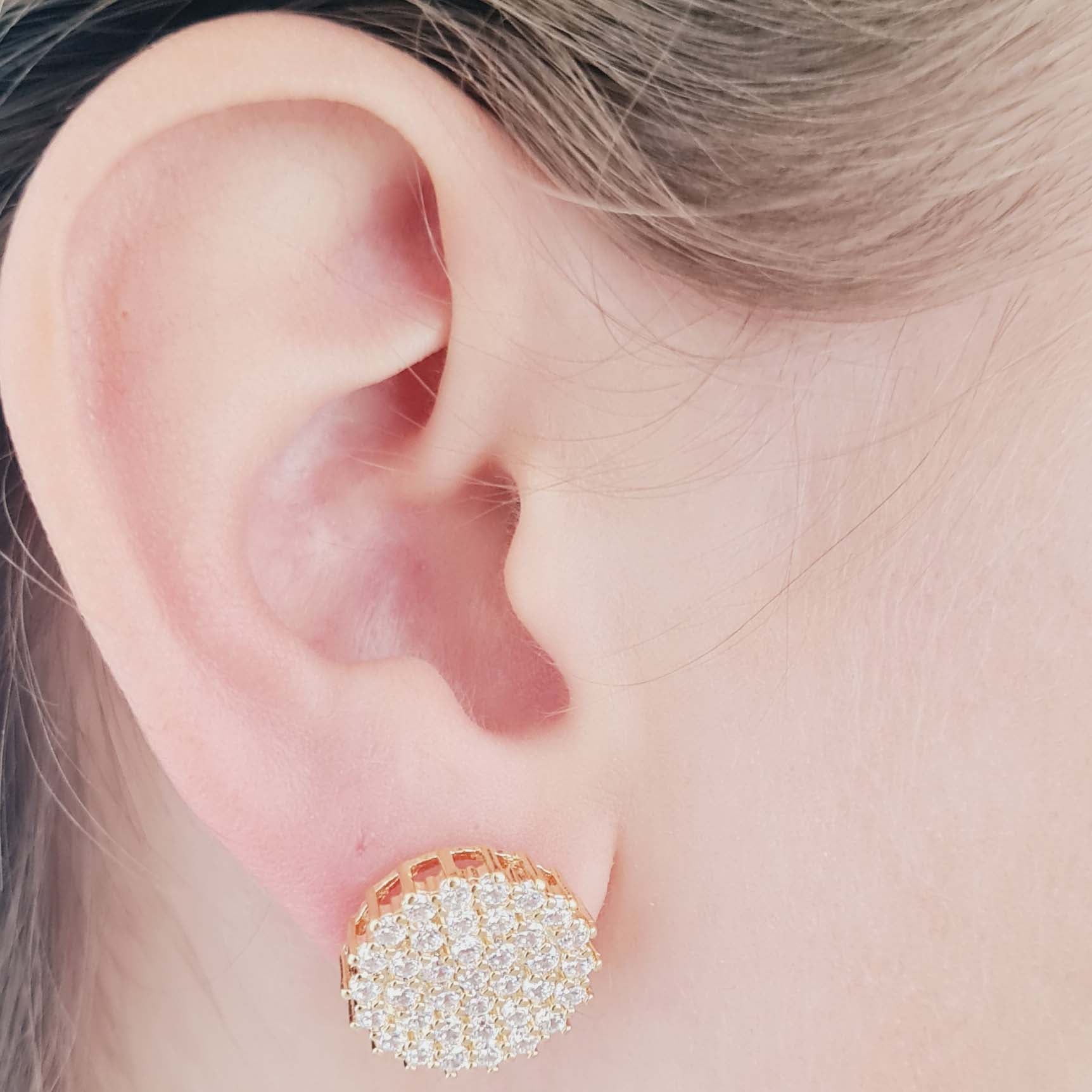 Brinco Redondo Cravejado com Zircônias | Banhado a Ouro 18k