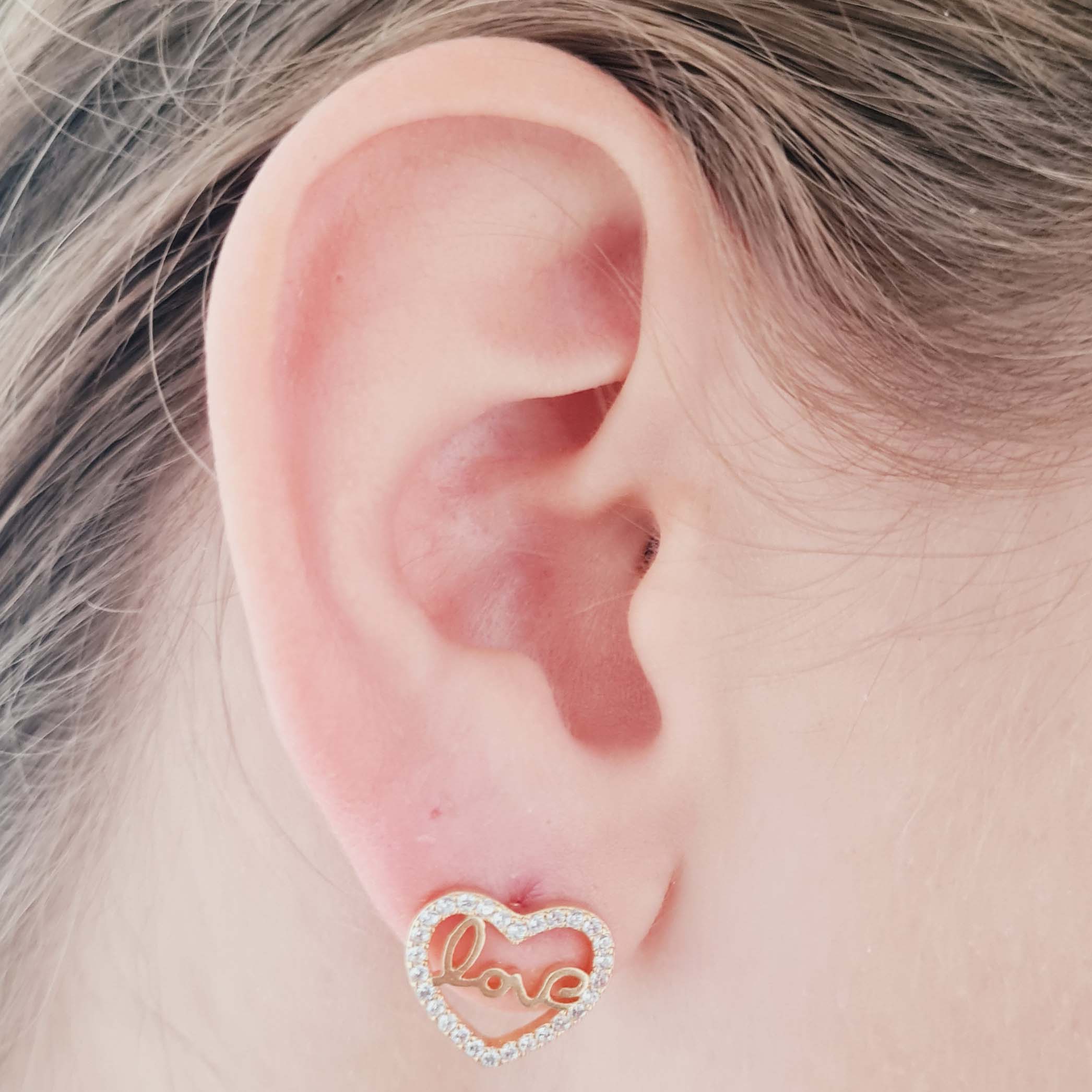 Brinco de Coração Cravejado com Zircônias Escrito Love Banhado em Ouro 18k