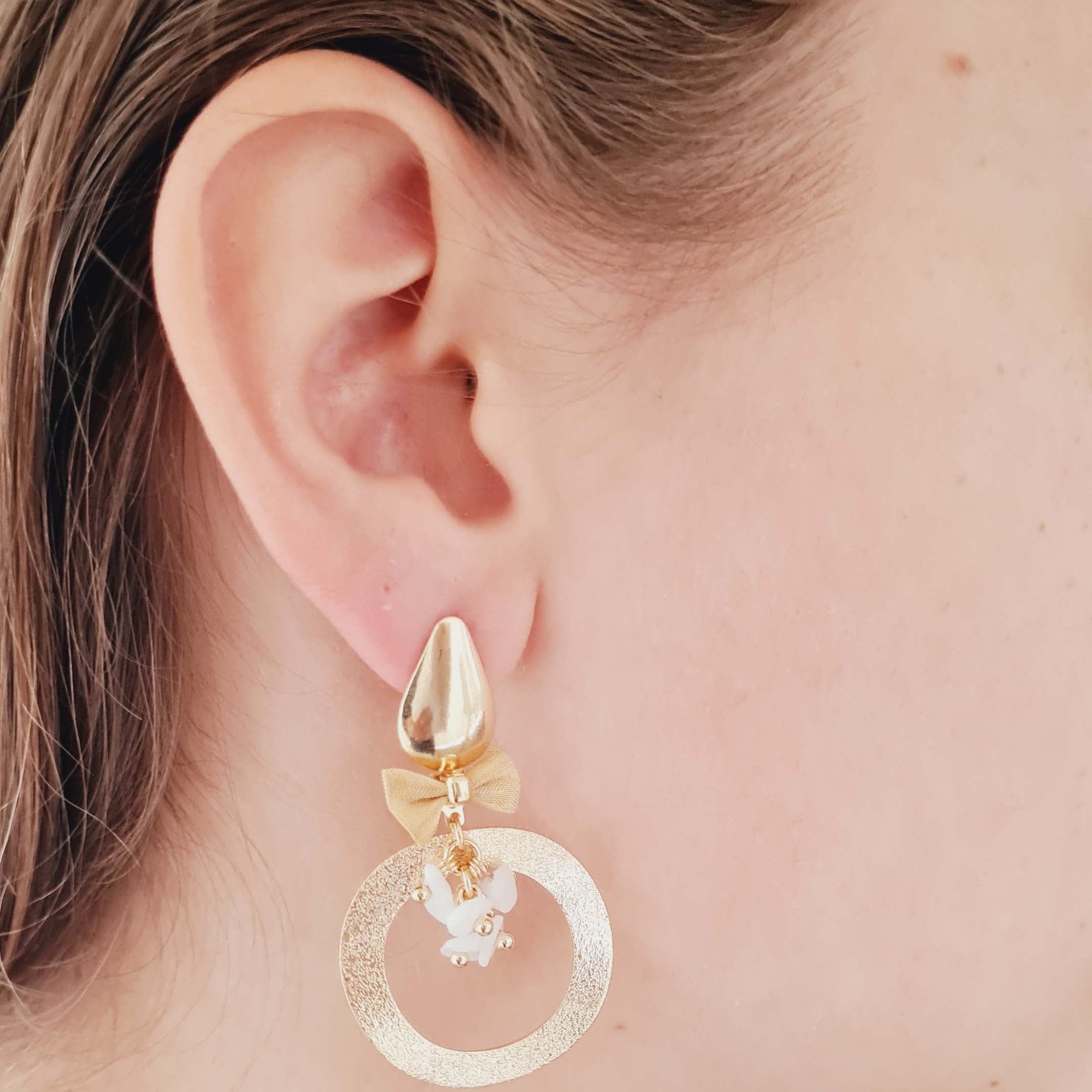 Brinco de Lacinho com Pedras Naturais Banhado em Ouro 18k